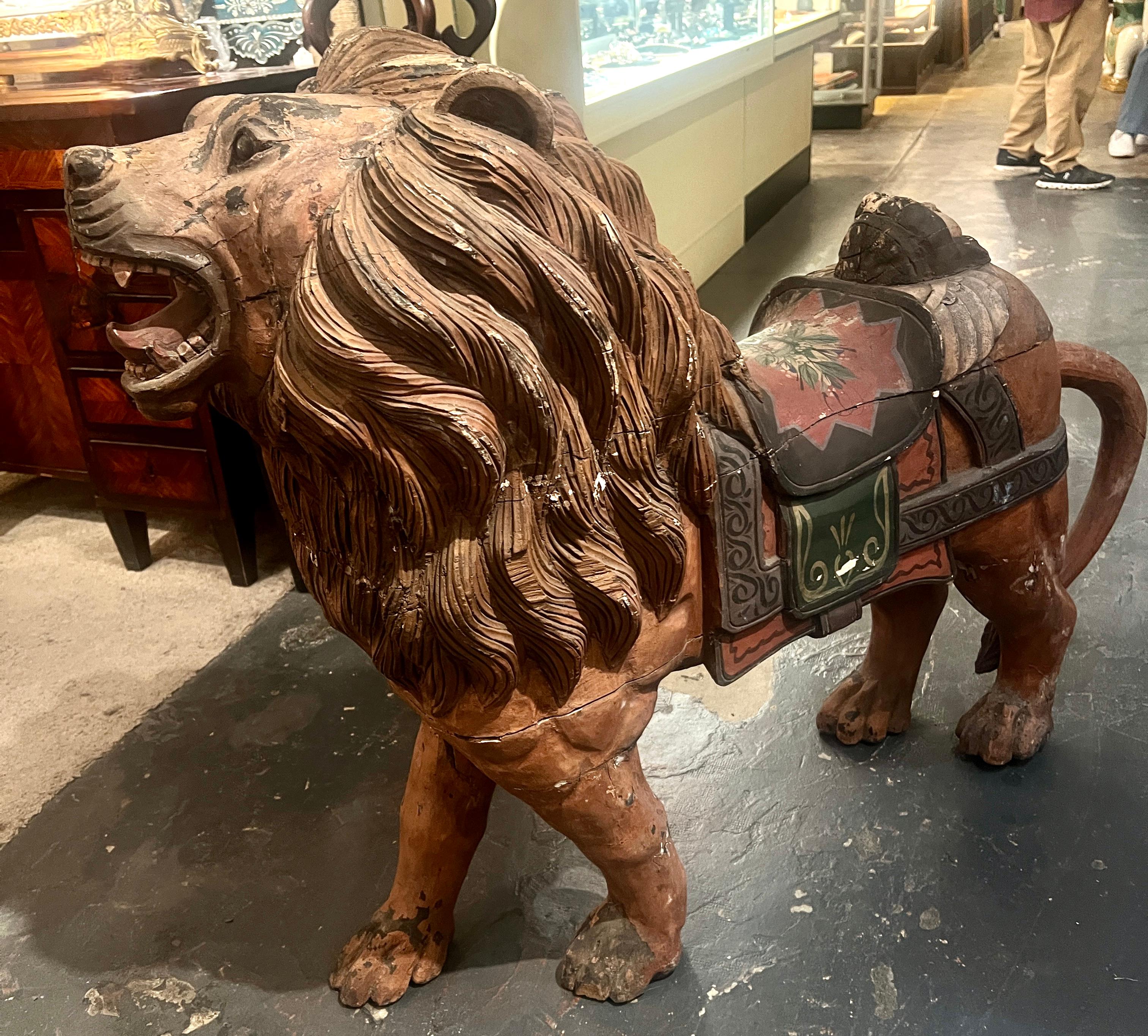 León de carrusel de principios del siglo XX tallado a mano a tamaño natural en venta 1