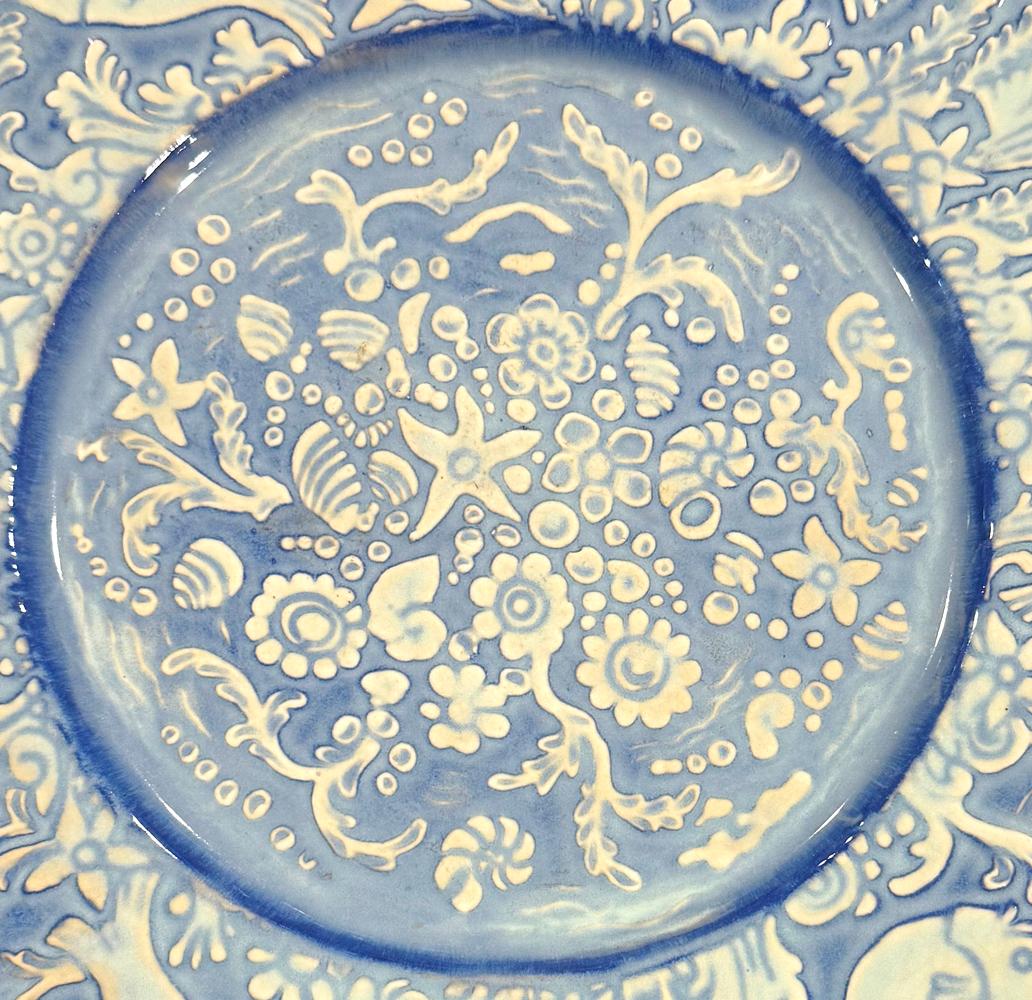 Rare survivant d'un moment fugace de l'histoire de Cowan Pottery, avant sa fermeture au début de la Grande Dépression, cette assiette conçue par Thelma Frazier Winter représente une émeute de vie aquatique, notamment des poissons, des étoiles de