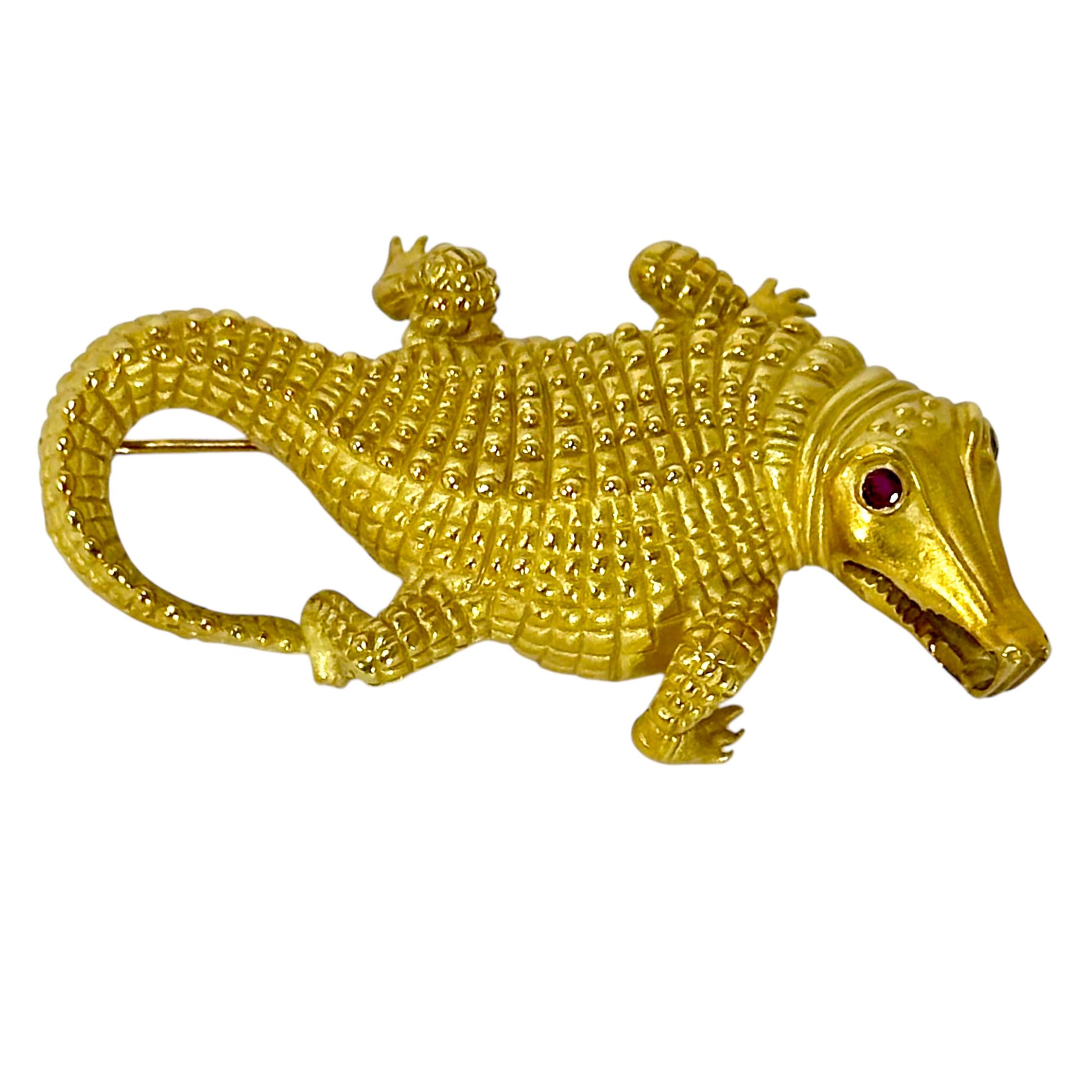Taglio brillante Ciondolo/spilla in oro 18 carati con alligatore realistico lungo 2,3/8 di pollice di Vahe Naltchayan in vendita
