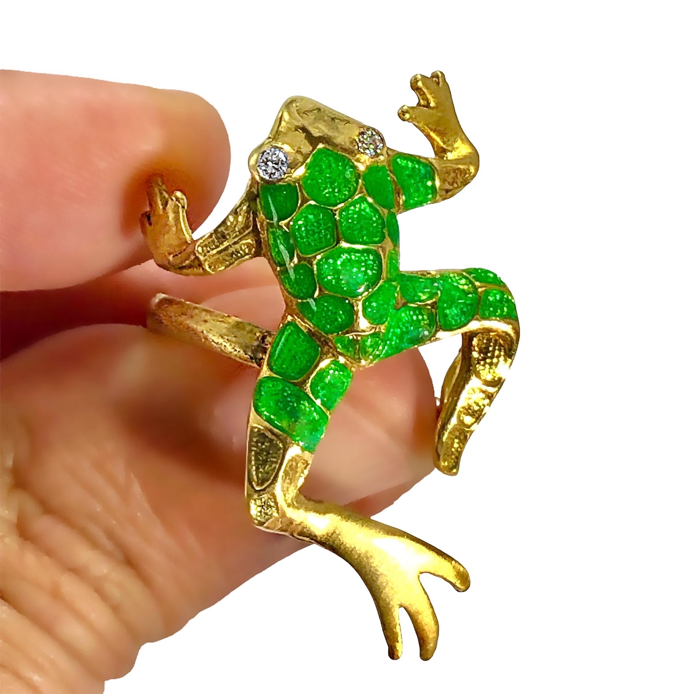 Contemporary Lifelike Frog Motif Ring in 18K Yellow Gold, Green Enamel and Diamonds For Sale