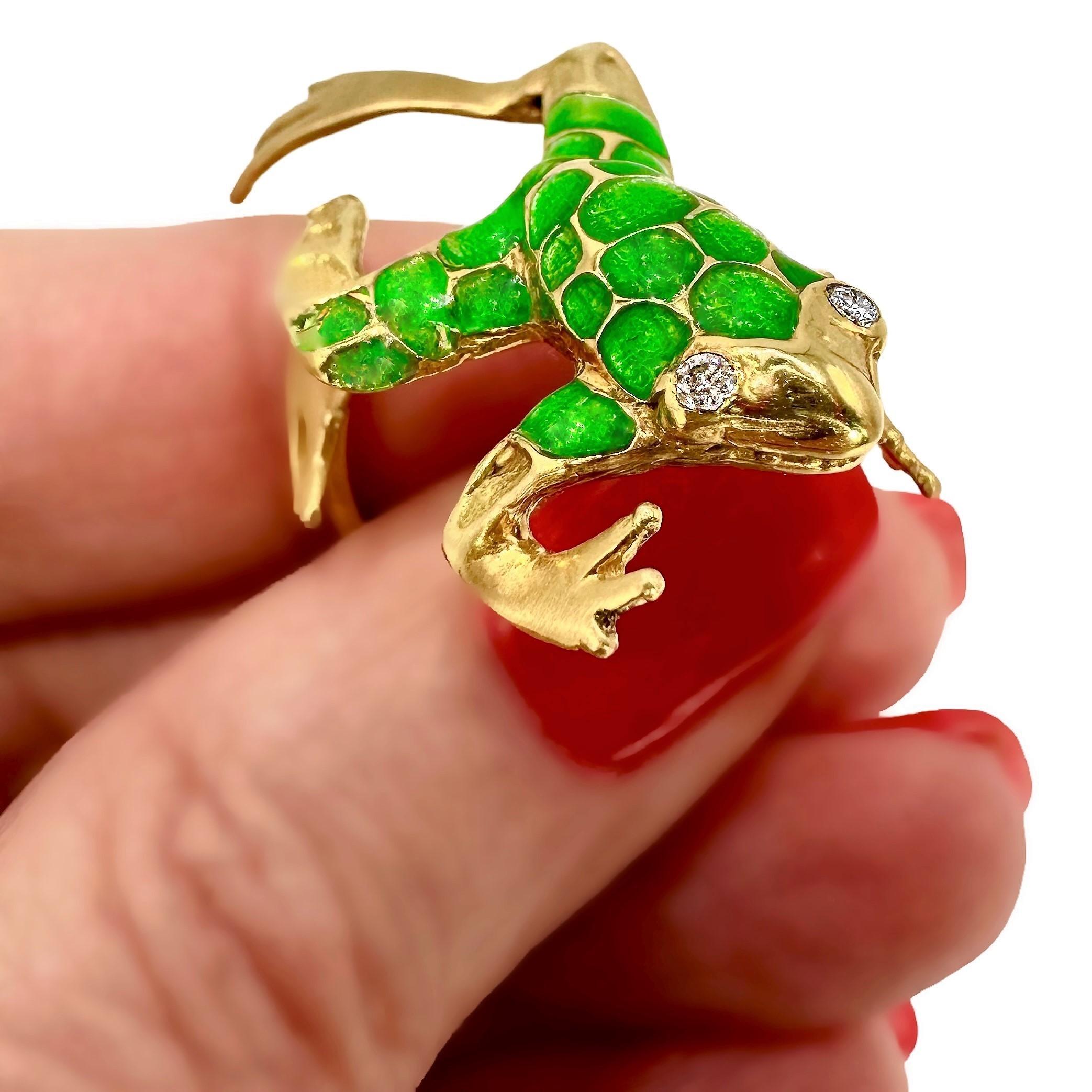 Brilliant Cut Lifelike Frog Motif Ring in 18K Yellow Gold, Green Enamel and Diamonds For Sale