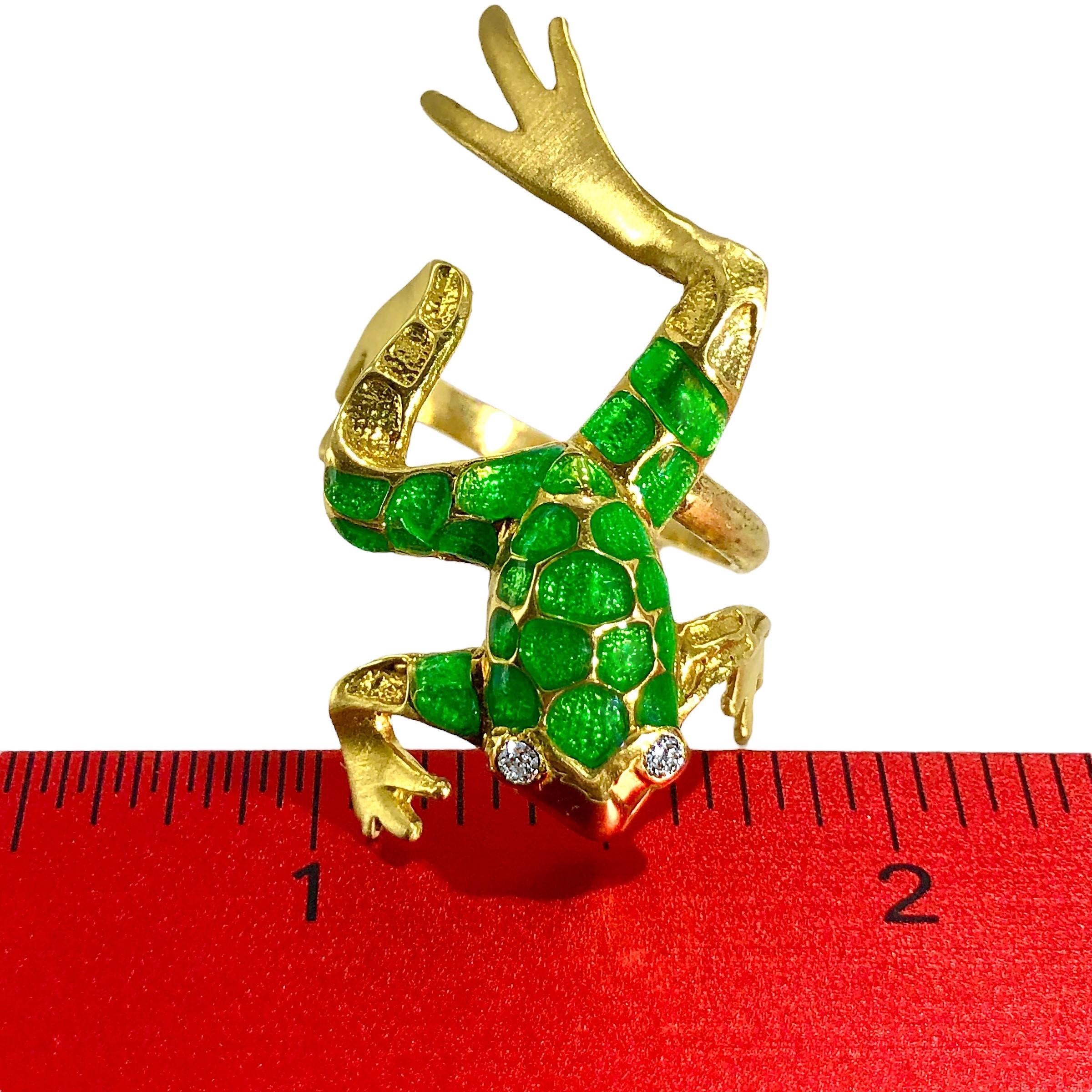 Lifelike Frog Motif Ring in 18K Yellow Gold, Green Enamel and Diamonds In Good Condition For Sale In Palm Beach, FL