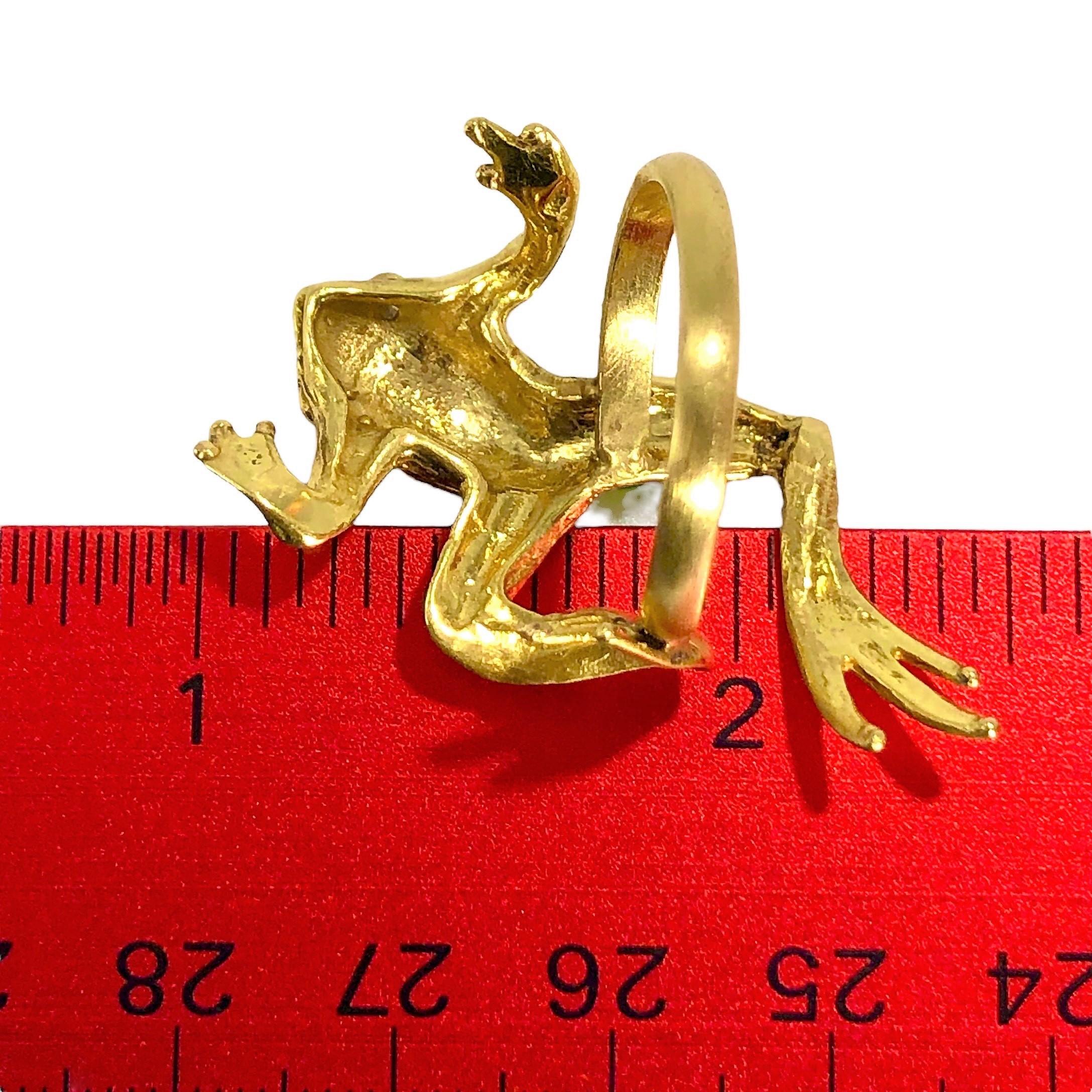 Women's Lifelike Frog Motif Ring in 18K Yellow Gold, Green Enamel and Diamonds For Sale