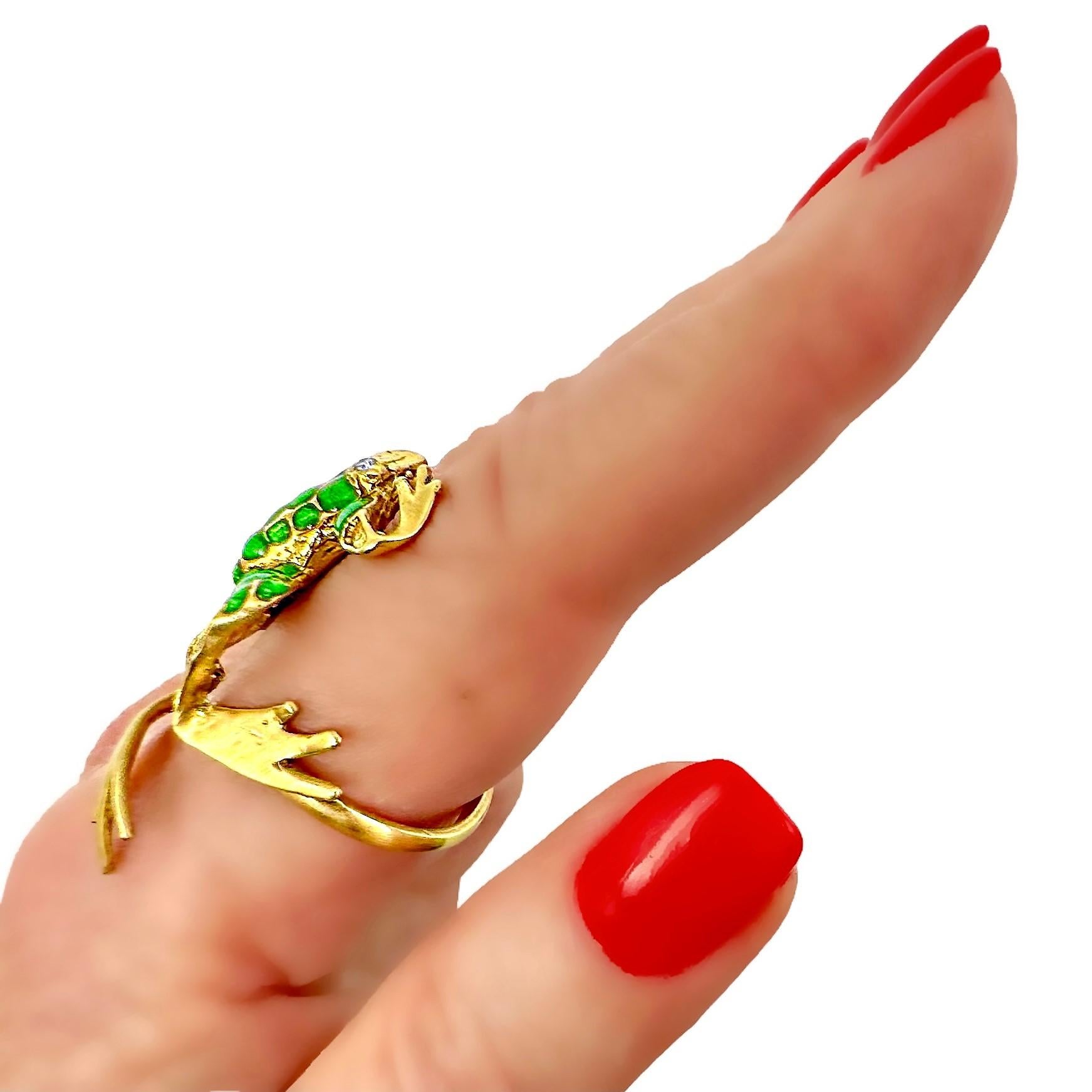 Lifelike Frog Motif Ring in 18K Yellow Gold, Green Enamel and Diamonds For Sale 3