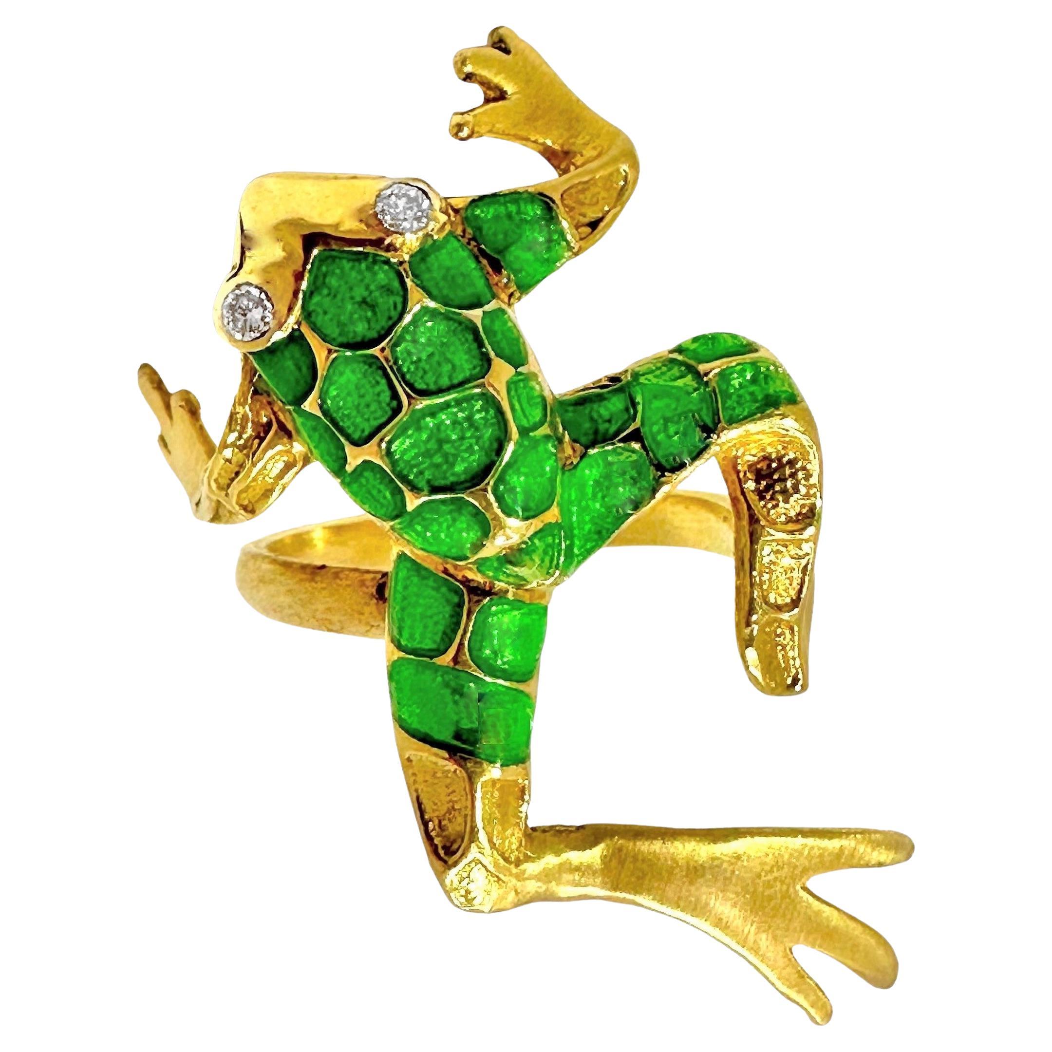 Lifelike Frog Motif Ring in 18K Yellow Gold, Green Enamel and Diamonds