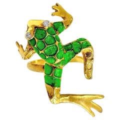 Vintage Lifelike Frog Motif Ring in 18K Yellow Gold, Green Enamel and Diamonds