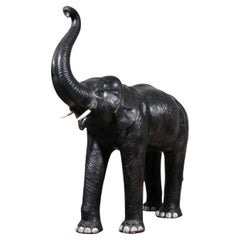 Eléphant en cuir à l'allure réelle, matériau de décoration rare en provenance de France 1920