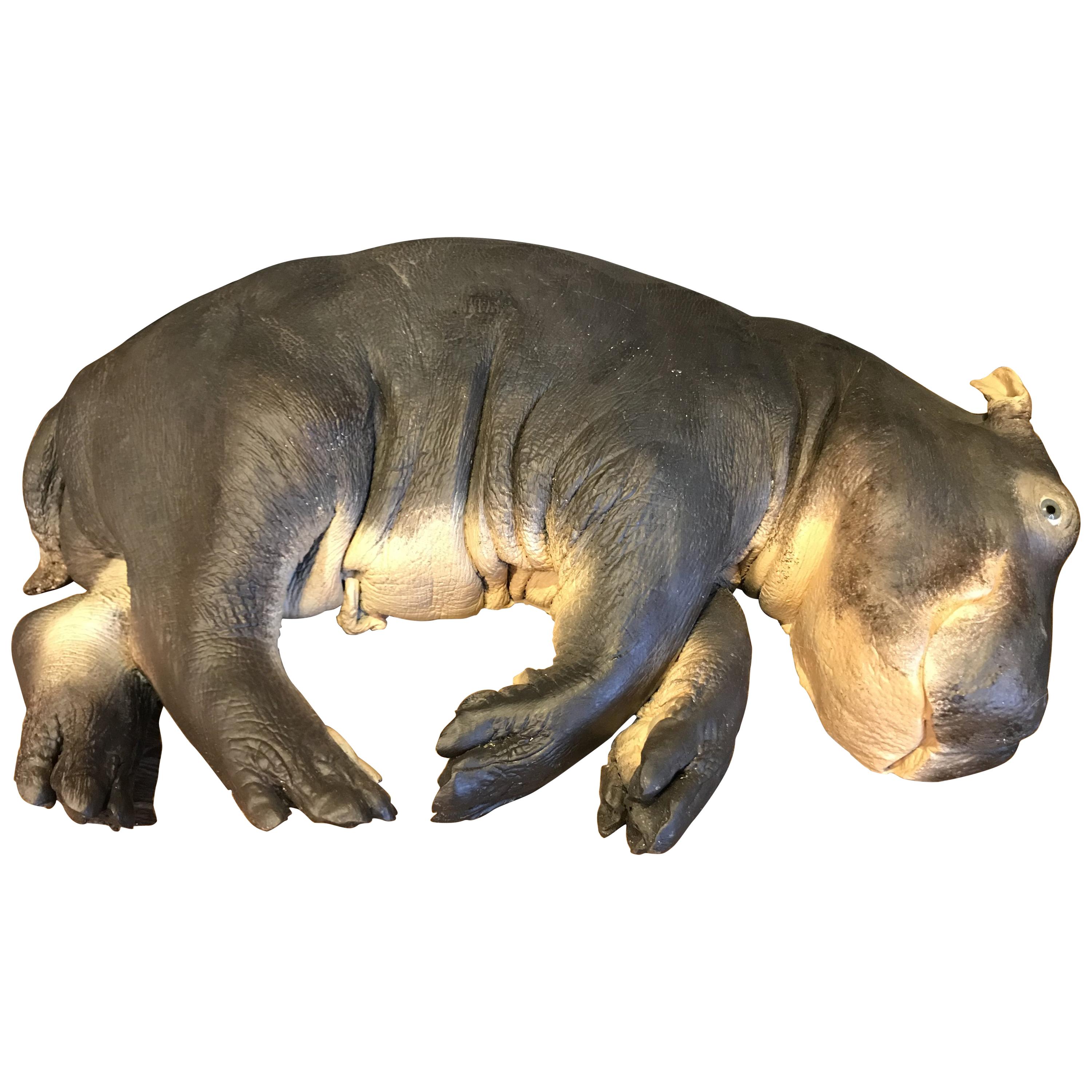 Eine phantasievolle Nachbildung eines Hippo-Kalbs im Angebot