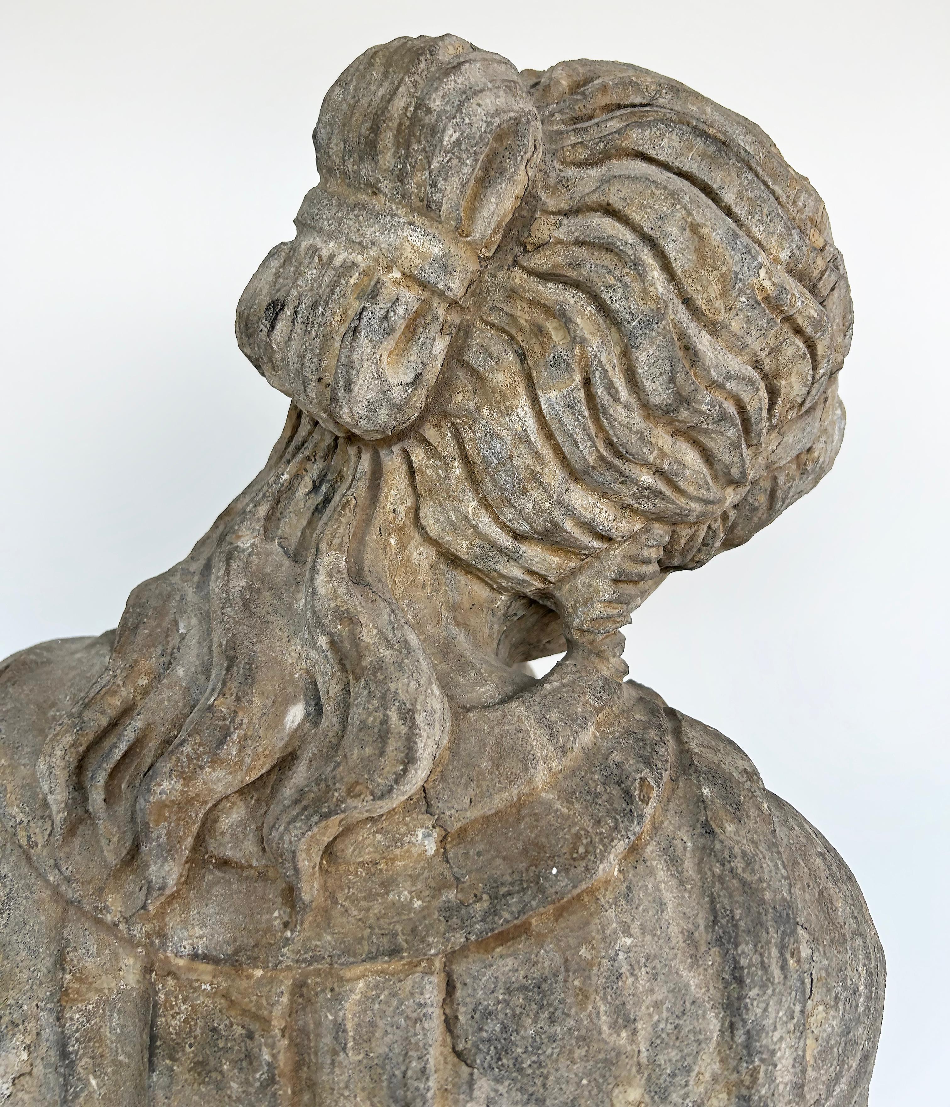 Lebensgroßes antikes klassisches Weibchen geschnitzt  Steinstatue auf einem Marmorsockel im Angebot 4
