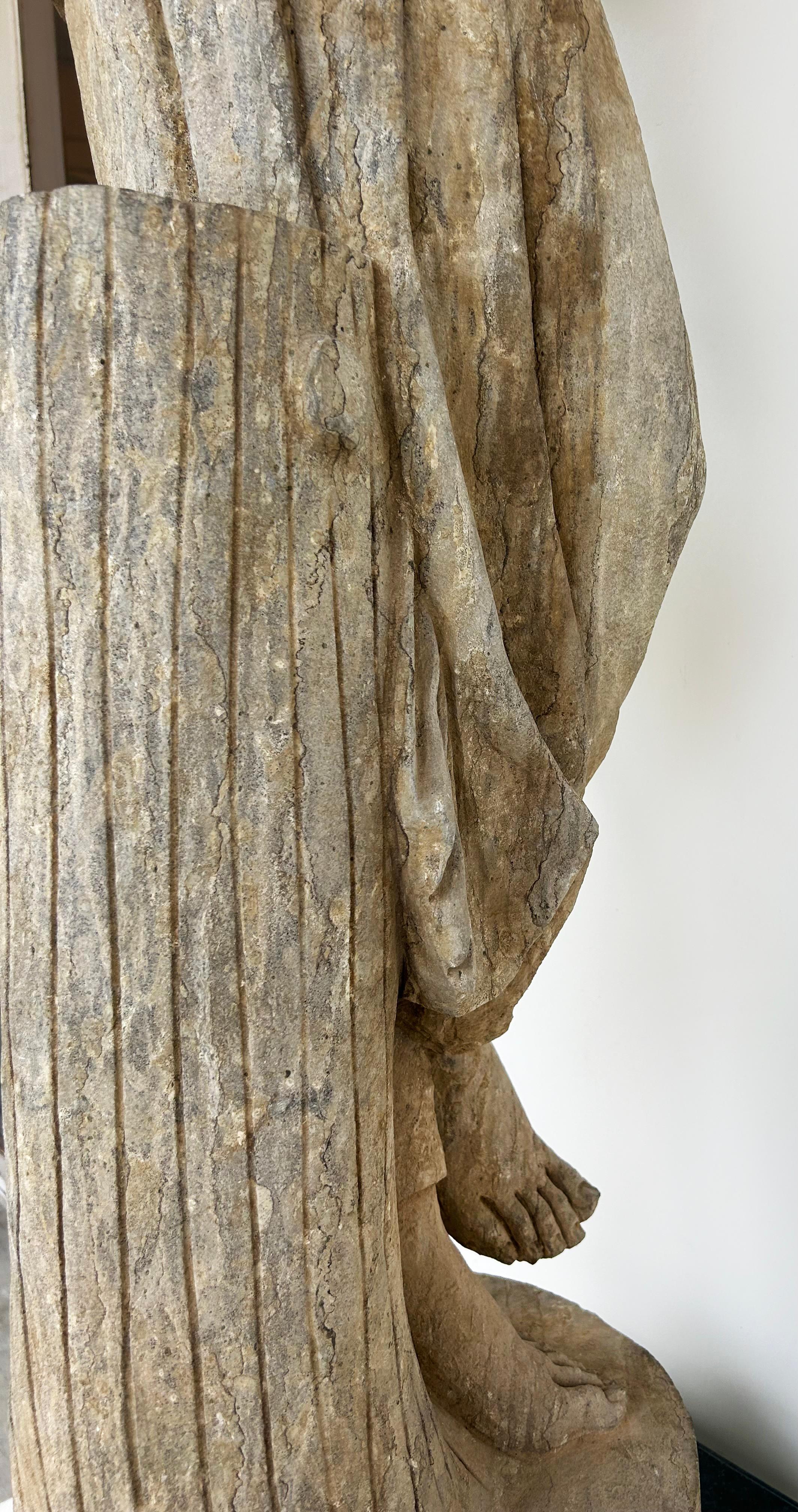 Lebensgroßes antikes klassisches Weibchen geschnitzt  Steinstatue auf einem Marmorsockel im Angebot 6