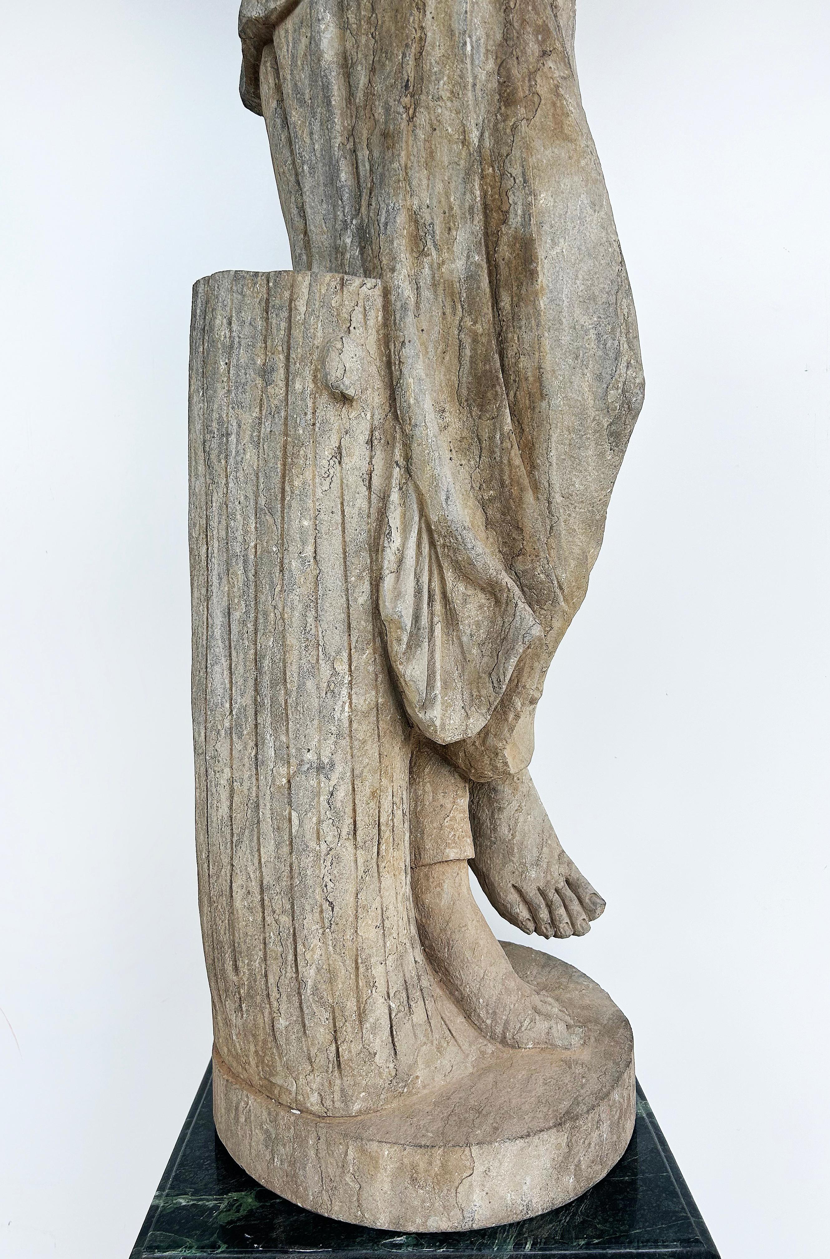 Lebensgroßes antikes klassisches Weibchen geschnitzt  Steinstatue auf einem Marmorsockel im Angebot 7