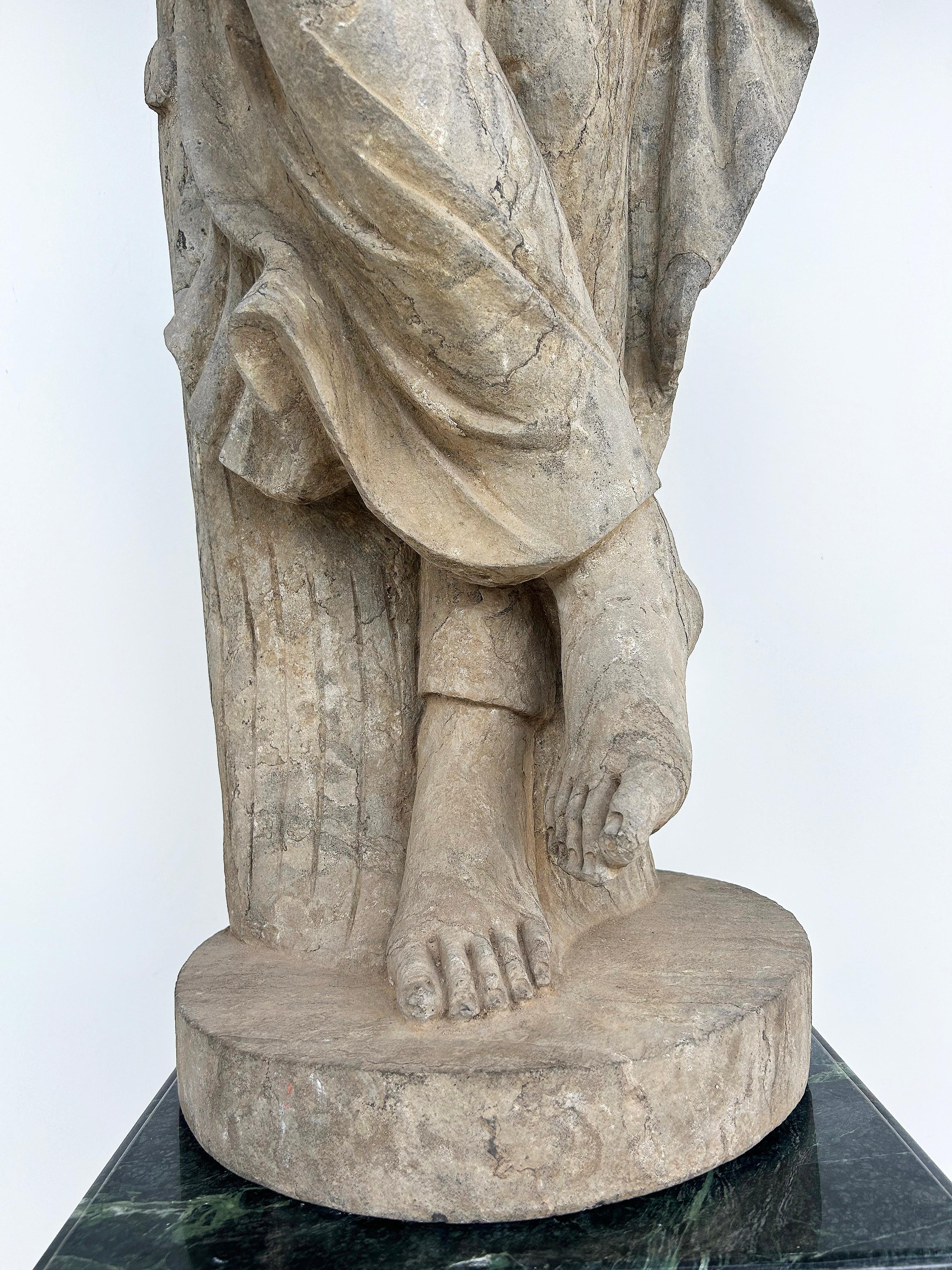 Lebensgroßes antikes klassisches Weibchen geschnitzt  Steinstatue auf einem Marmorsockel im Angebot 8