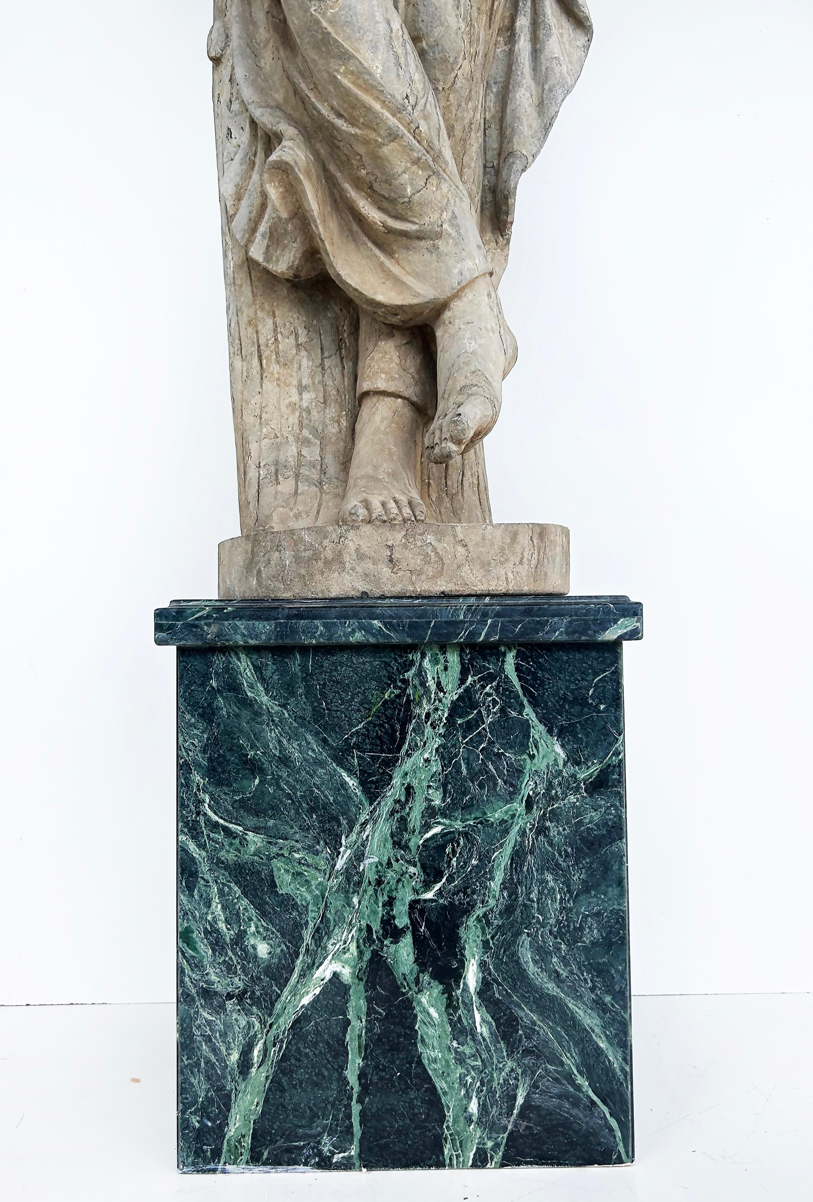 Lebensgroßes antikes klassisches Weibchen geschnitzt  Steinstatue auf einem Marmorsockel im Angebot 9