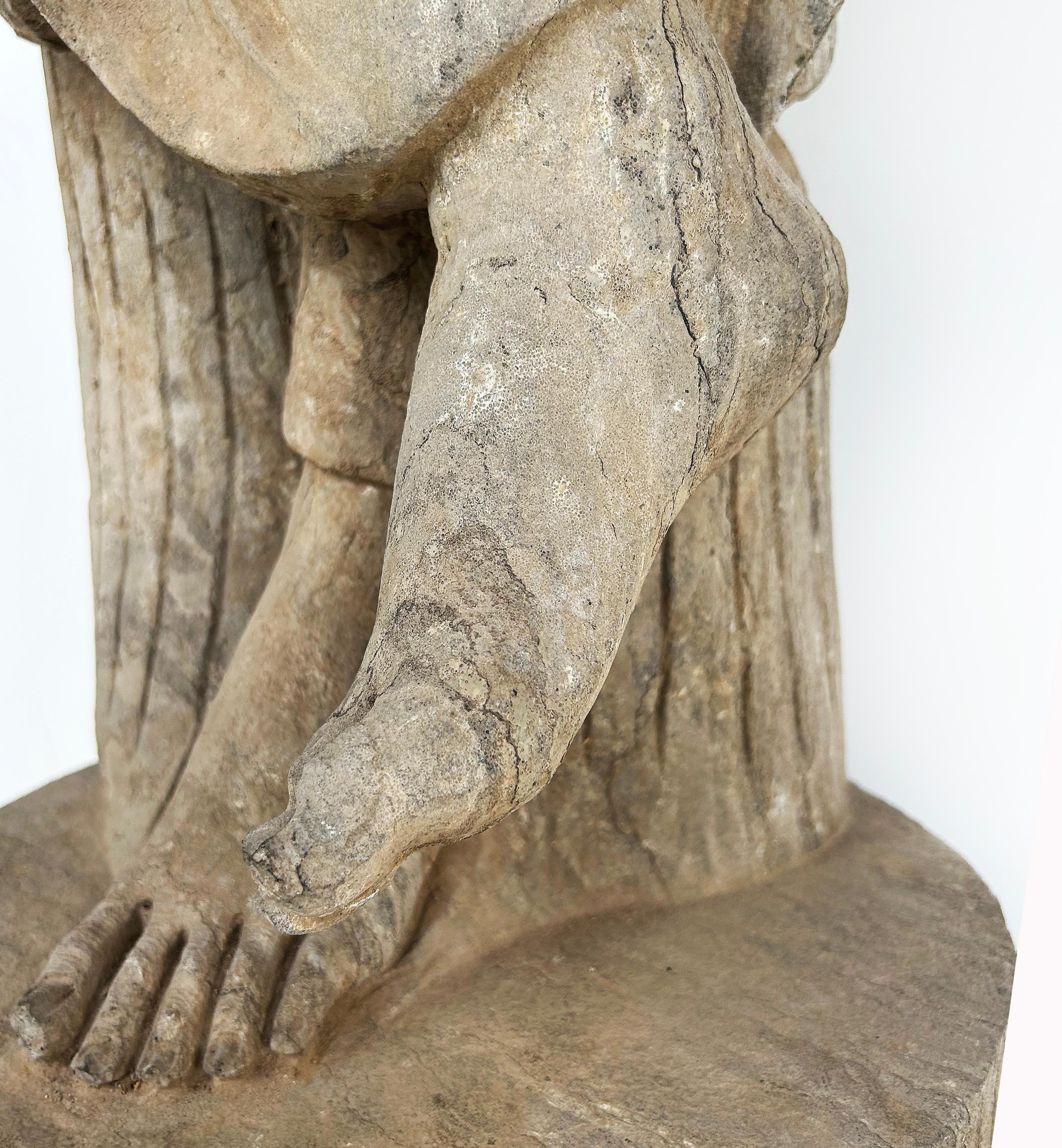 Lebensgroßes antikes klassisches Weibchen geschnitzt  Steinstatue auf einem Marmorsockel im Angebot 10