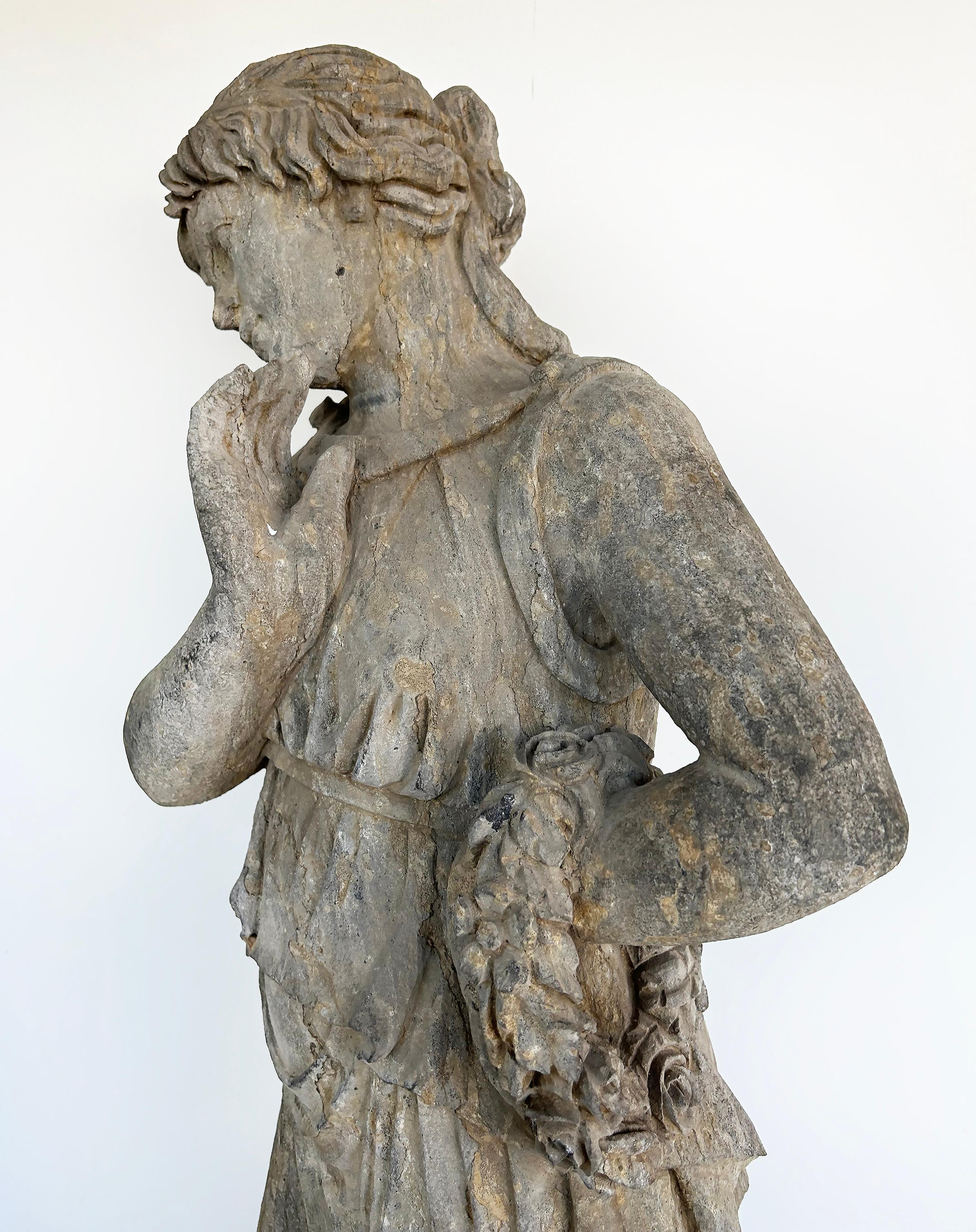 Lebensgroßes antikes klassisches Weibchen geschnitzt  Steinstatue auf einem Marmorsockel (Neoklassisch) im Angebot