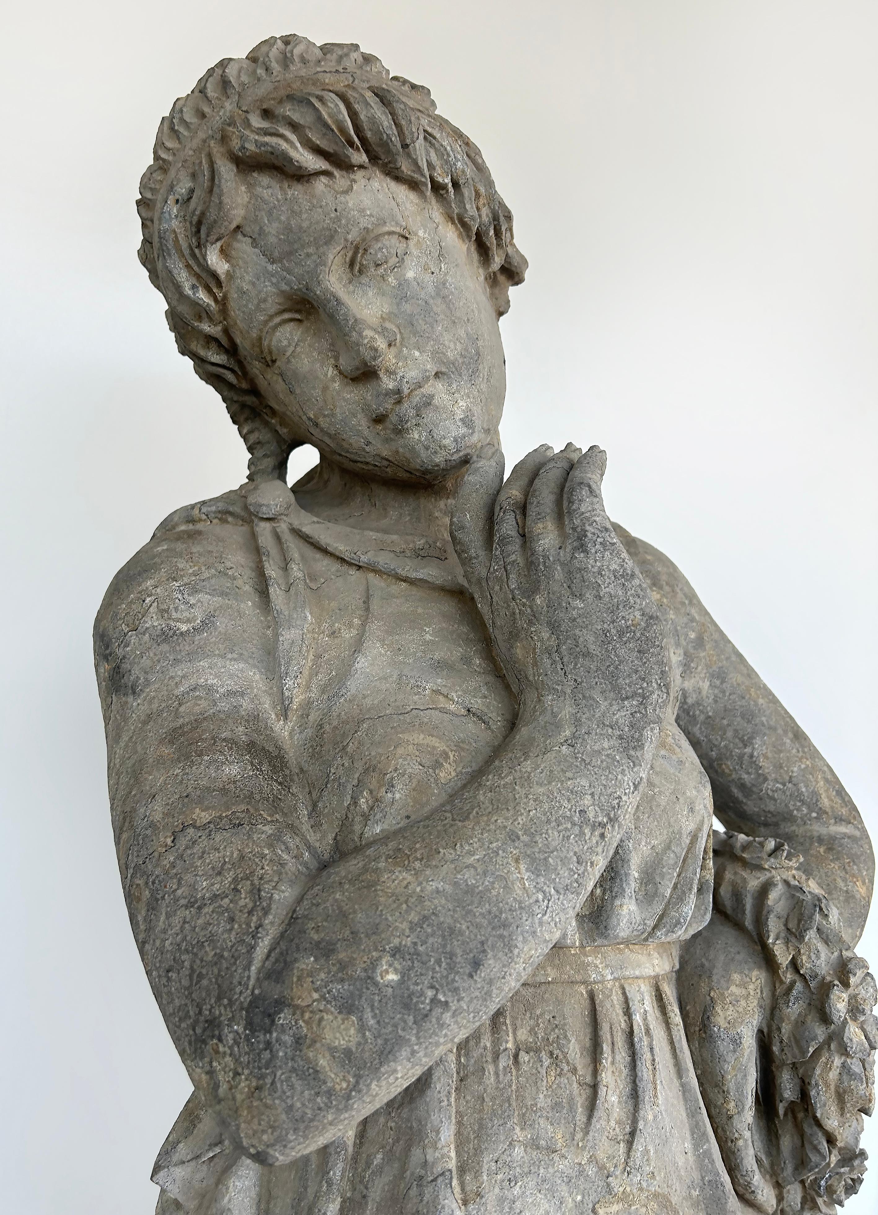 Lebensgroßes antikes klassisches Weibchen geschnitzt  Steinstatue auf einem Marmorsockel im Zustand „Gut“ im Angebot in Miami, FL