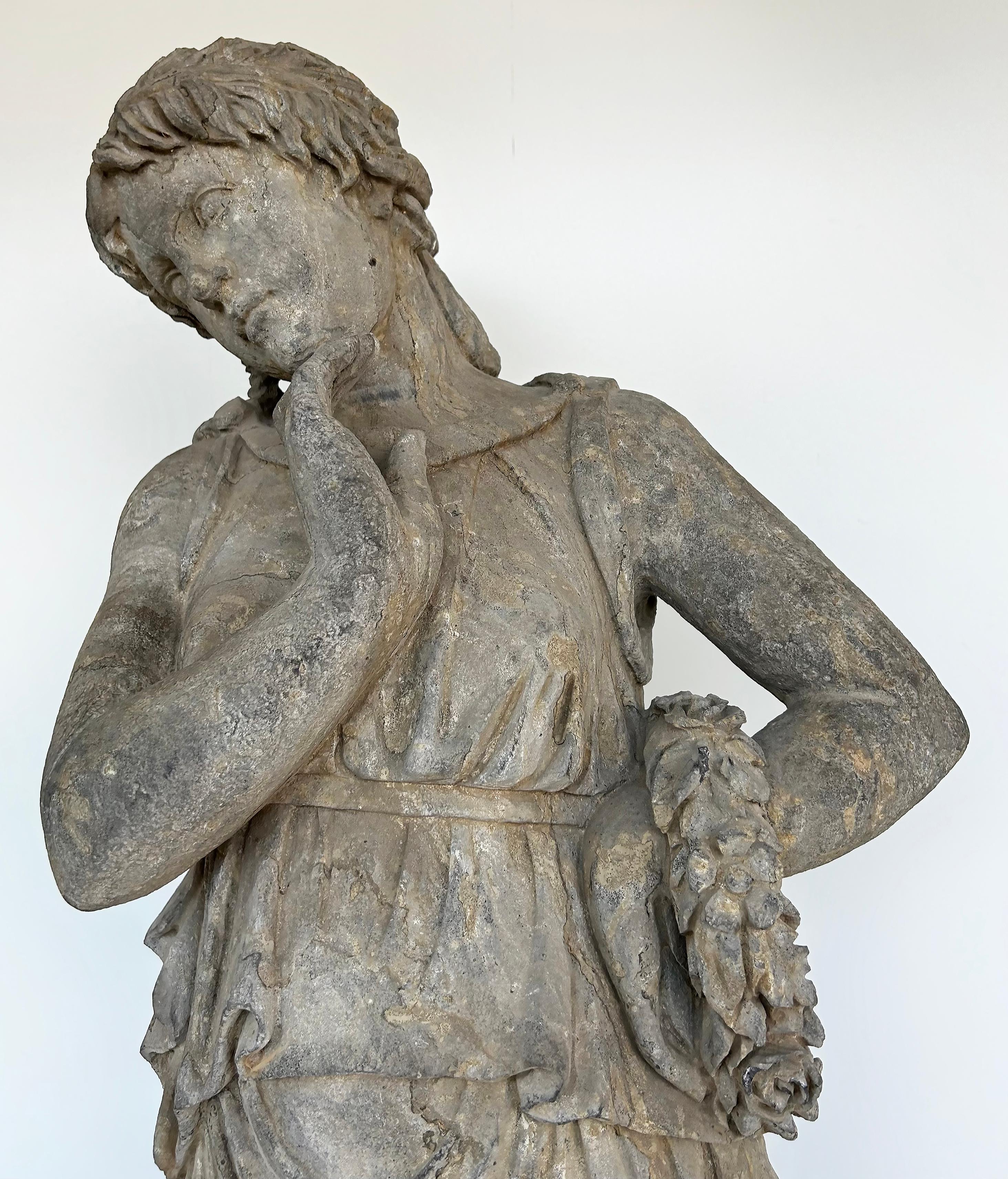 Lebensgroßes antikes klassisches Weibchen geschnitzt  Steinstatue auf einem Marmorsockel im Angebot 1