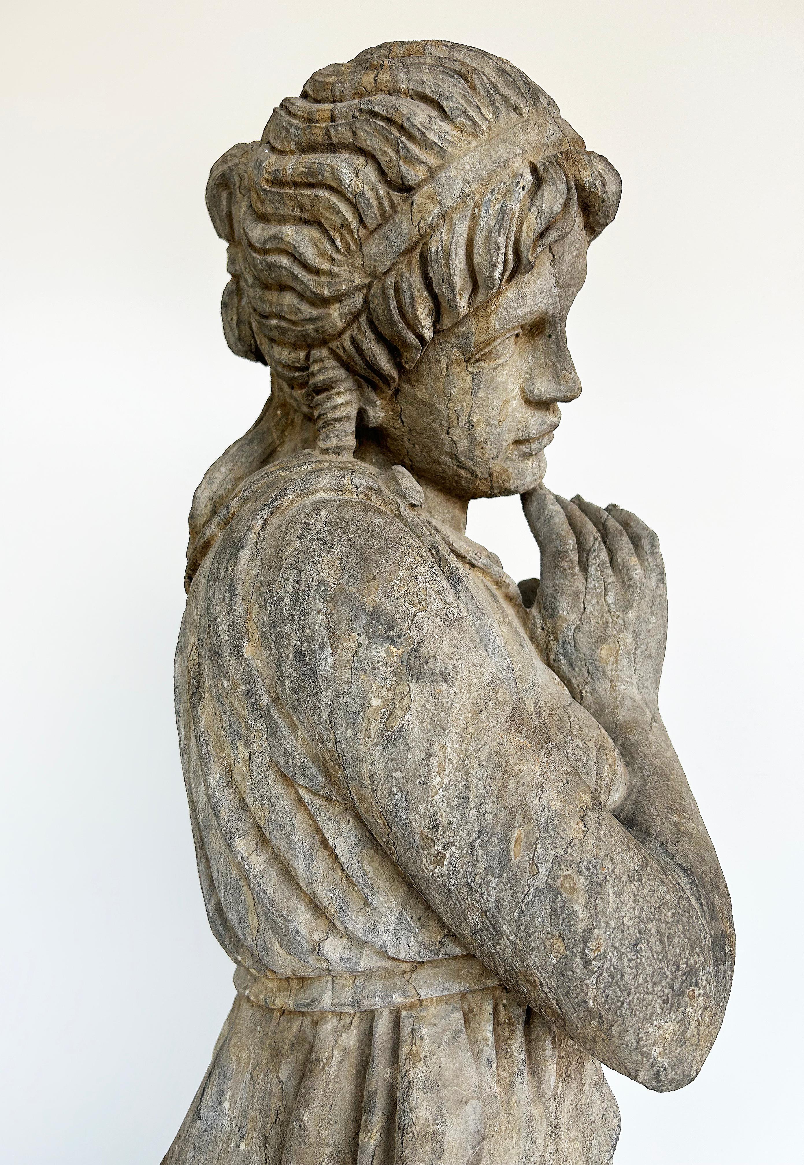 Lebensgroßes antikes klassisches Weibchen geschnitzt  Steinstatue auf einem Marmorsockel im Angebot 2