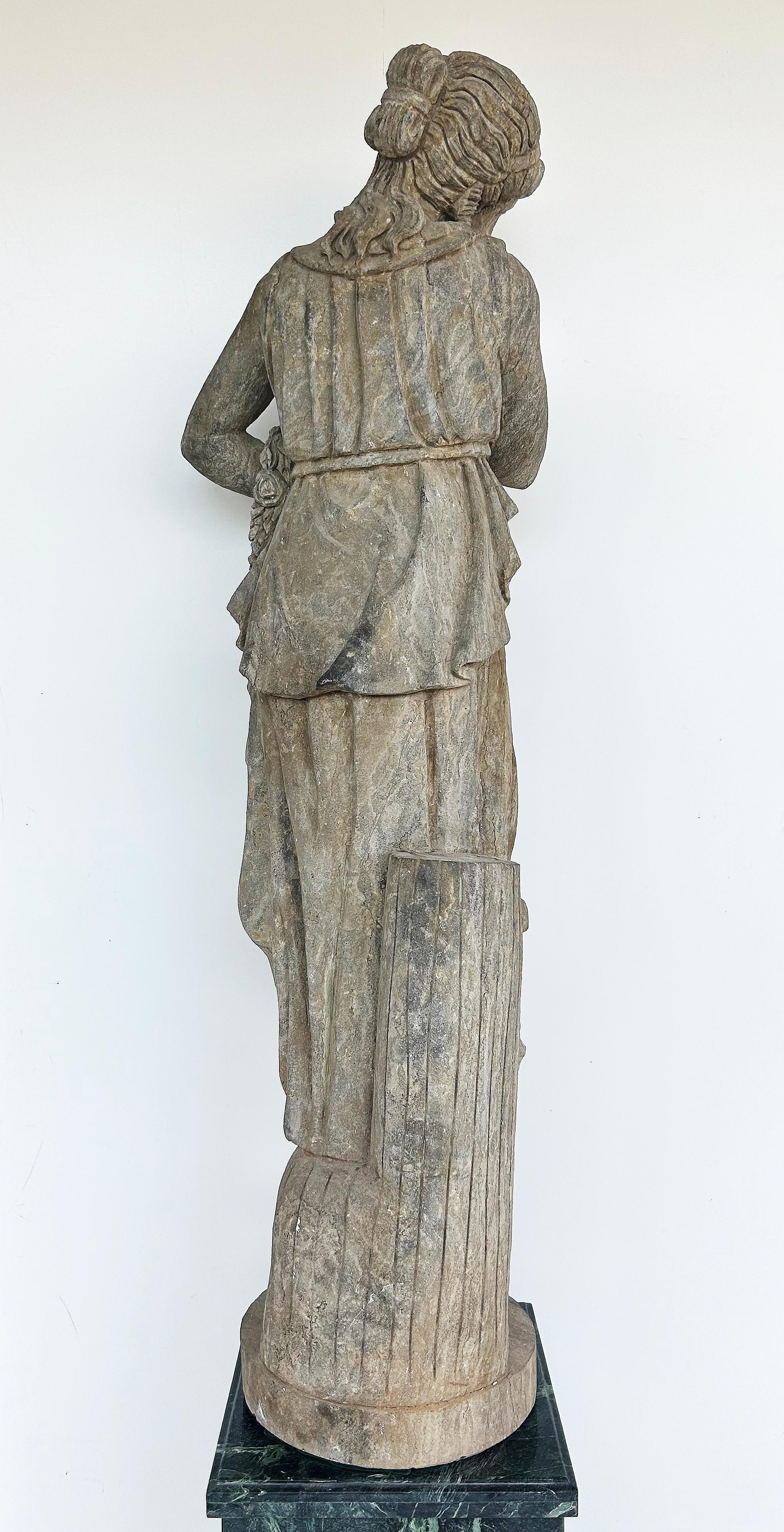 Lebensgroßes antikes klassisches Weibchen geschnitzt  Steinstatue auf einem Marmorsockel im Angebot 3