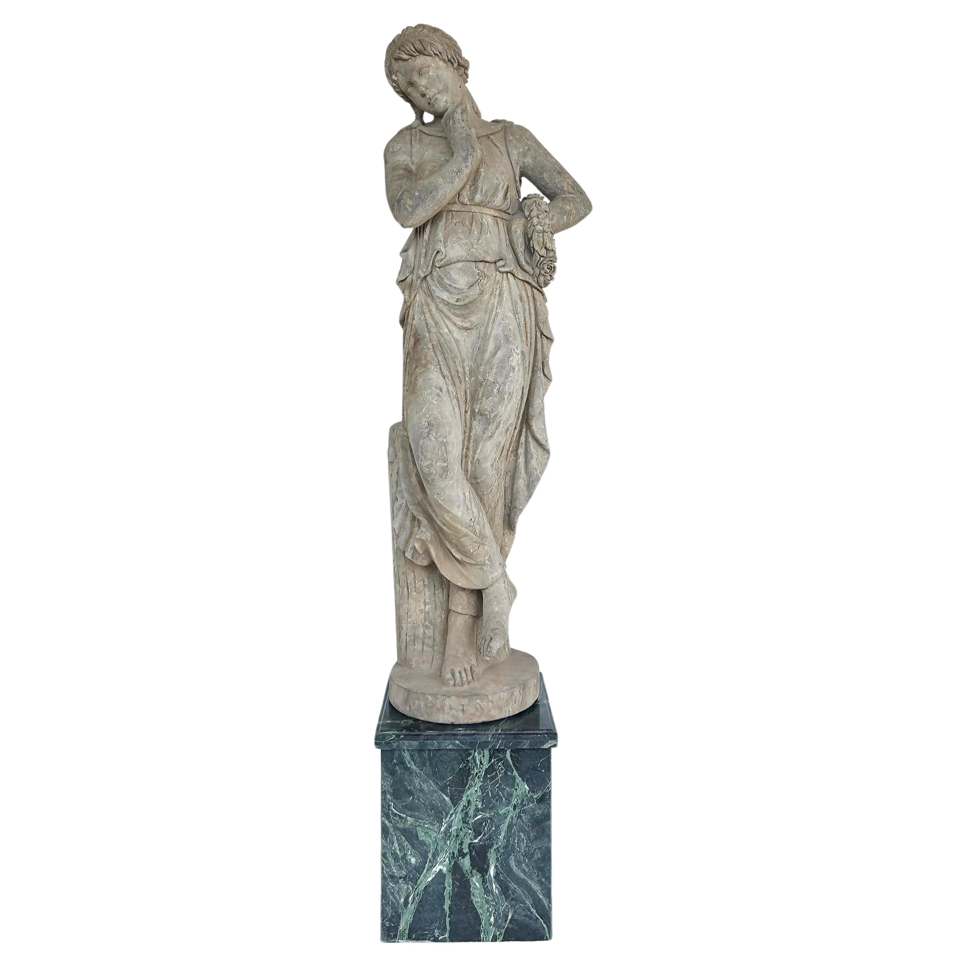 Lebensgroßes antikes klassisches Weibchen geschnitzt  Steinstatue auf einem Marmorsockel