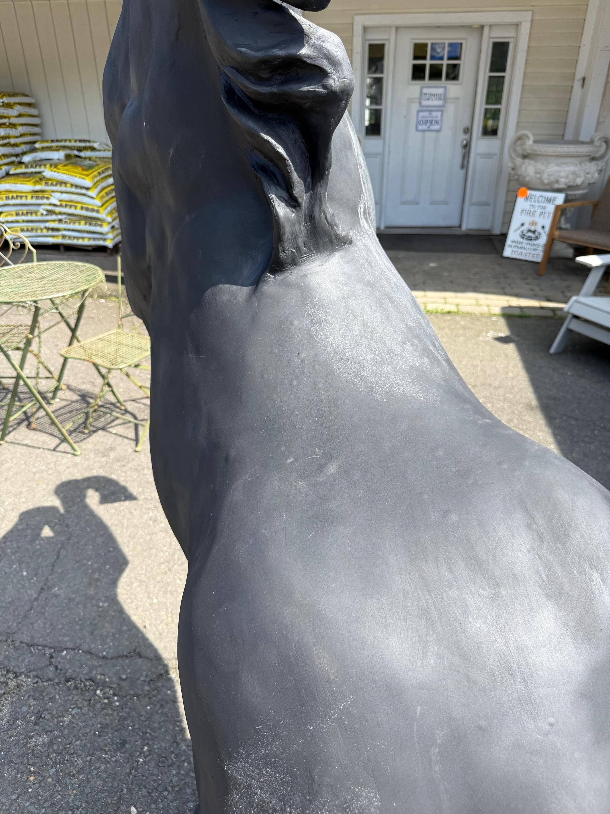 Statue de jardin d'extérieur en fibre de verre, grandeur nature, cheval noir en train de se cabrer en vente 5
