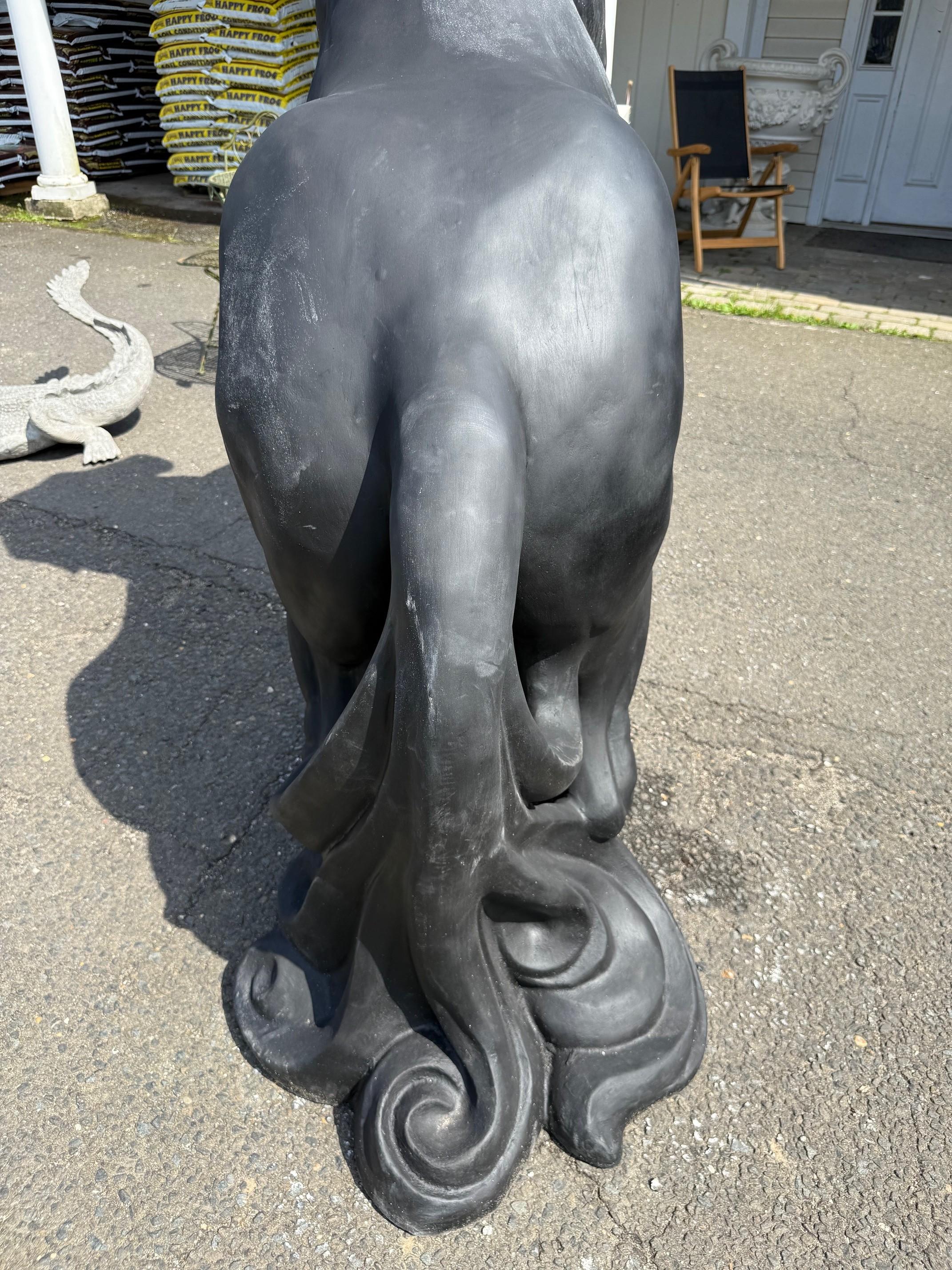 Statue de jardin d'extérieur en fibre de verre, grandeur nature, cheval noir en train de se cabrer en vente 7