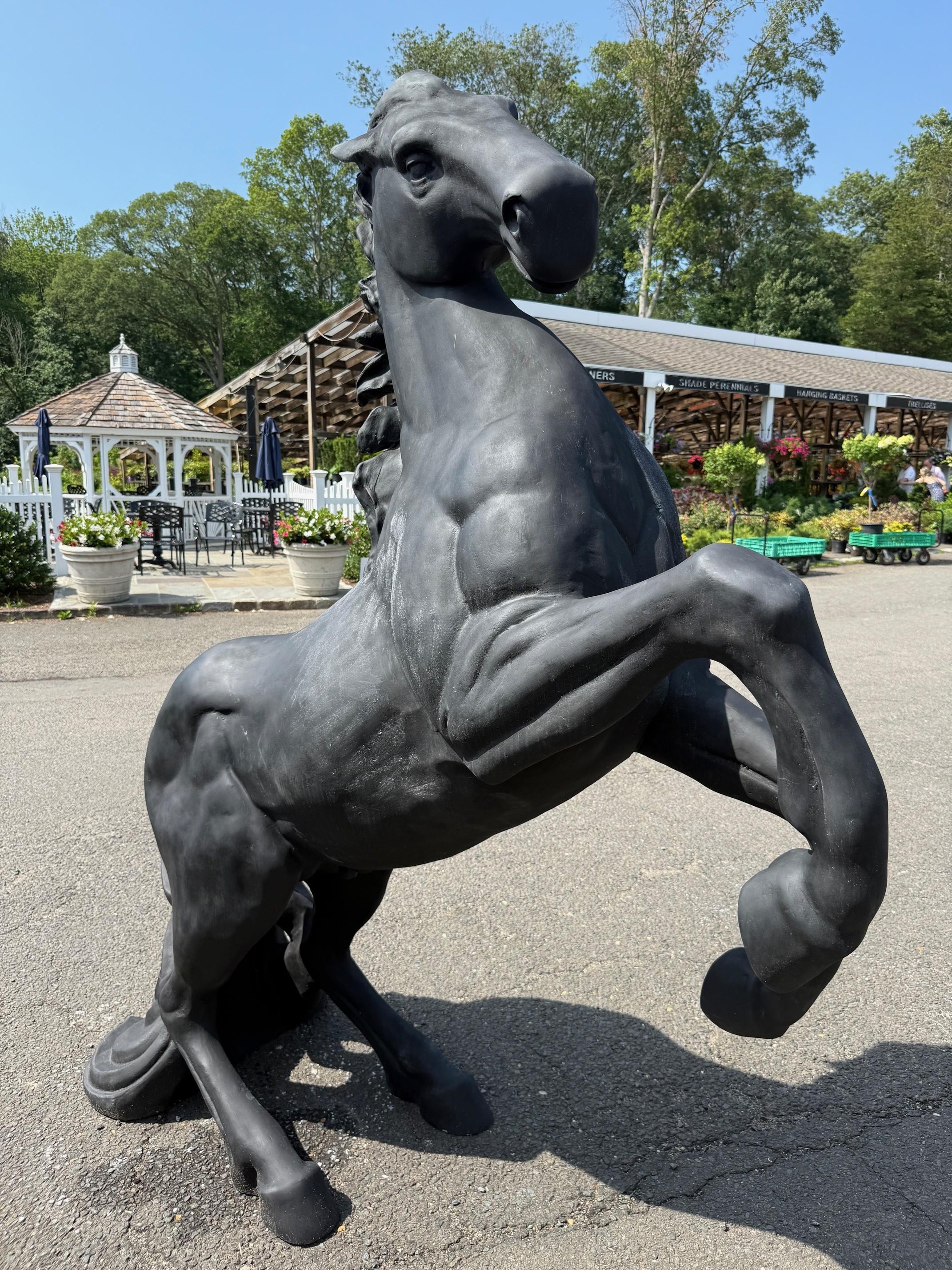 Magnifique cheval d'élevage grandeur nature en fibre de verre pour jardin extérieur. Cette statue de cheval cabré en fibre de verre noire a une allure profonde et noble, avec ses pattes arrière droites et ses pattes avant qui donnent des coups de