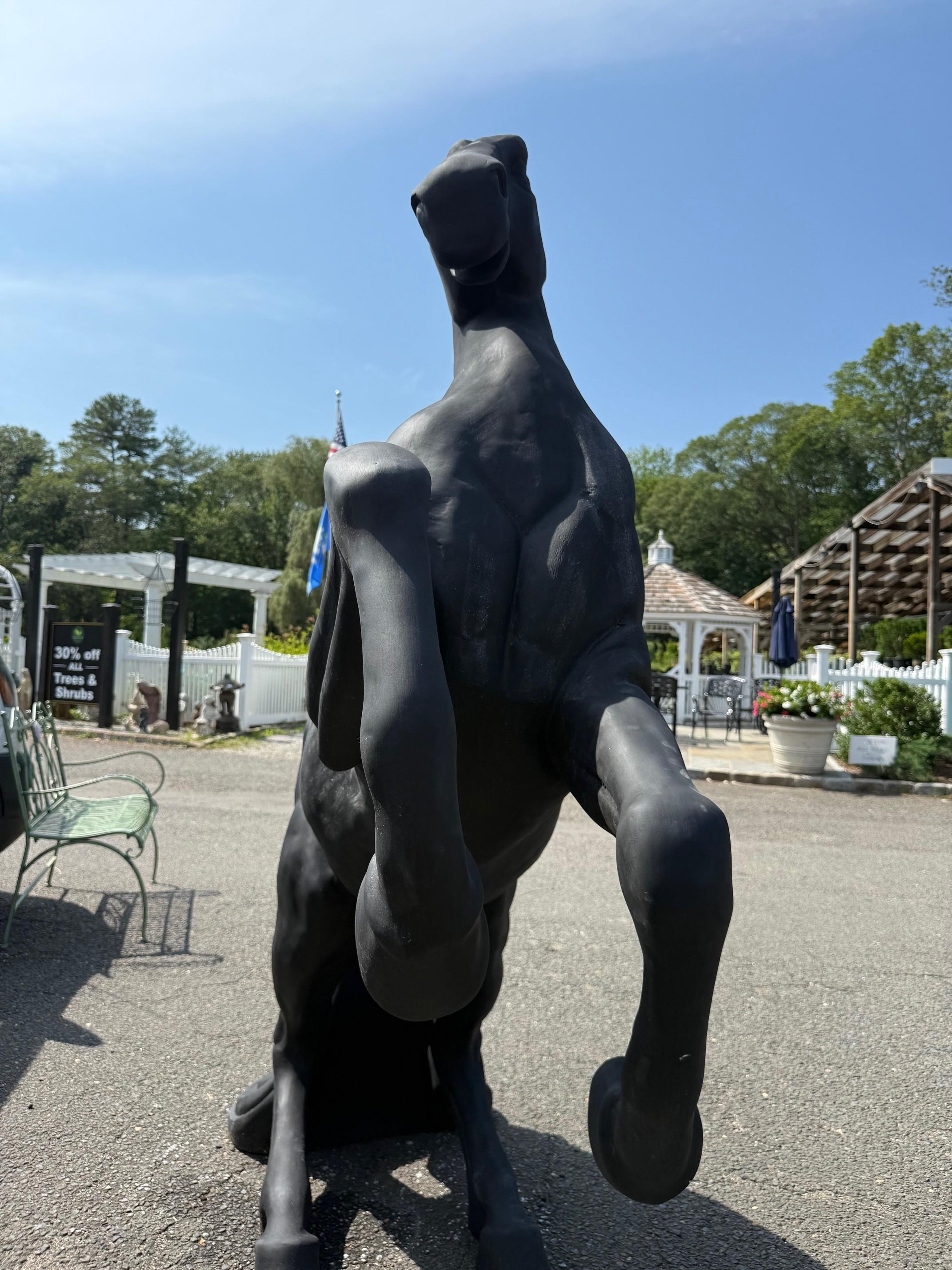 Américain Statue de jardin d'extérieur en fibre de verre, grandeur nature, cheval noir en train de se cabrer en vente