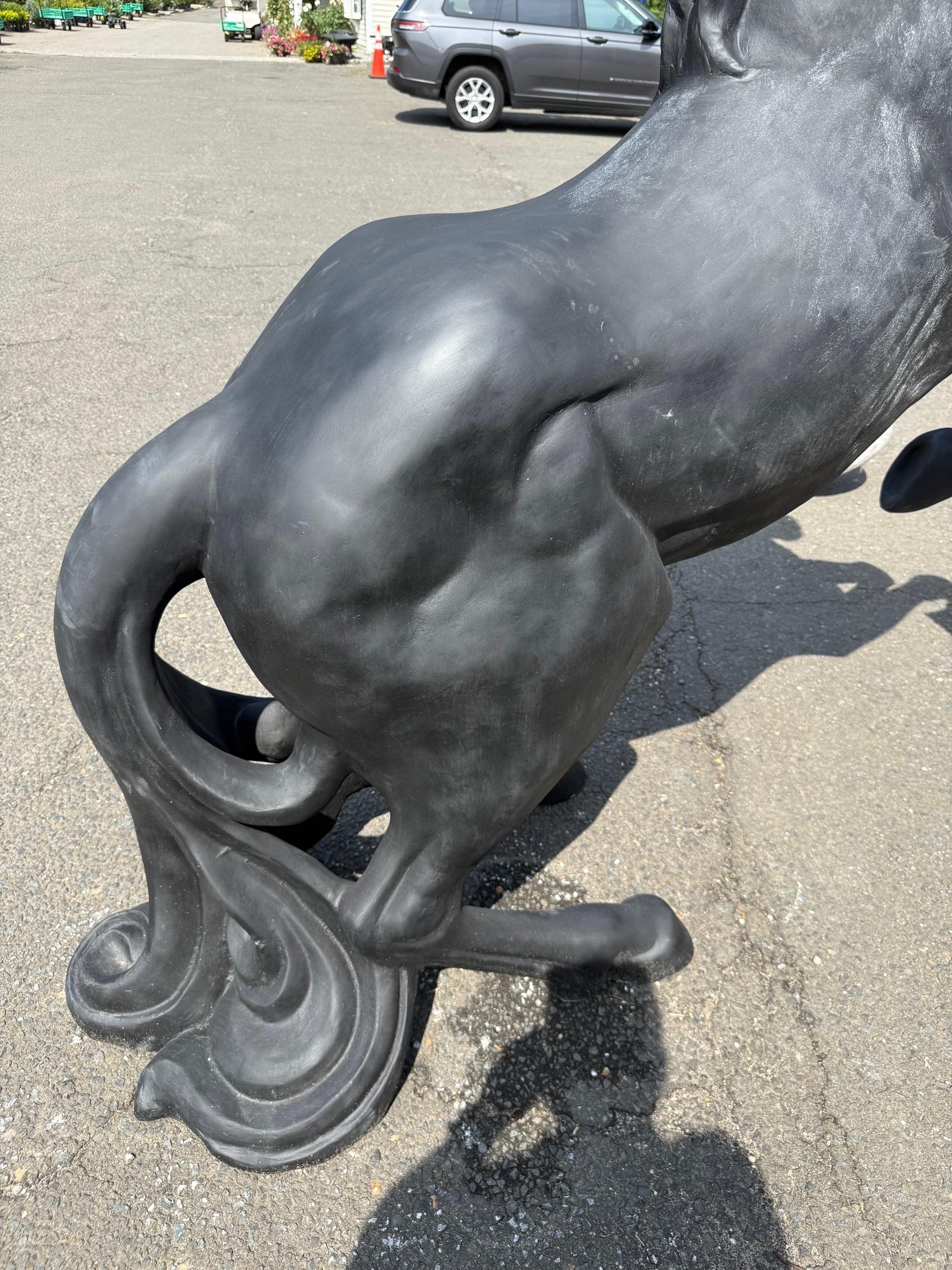 Statue de jardin d'extérieur en fibre de verre, grandeur nature, cheval noir en train de se cabrer Neuf - En vente à Stamford, CT