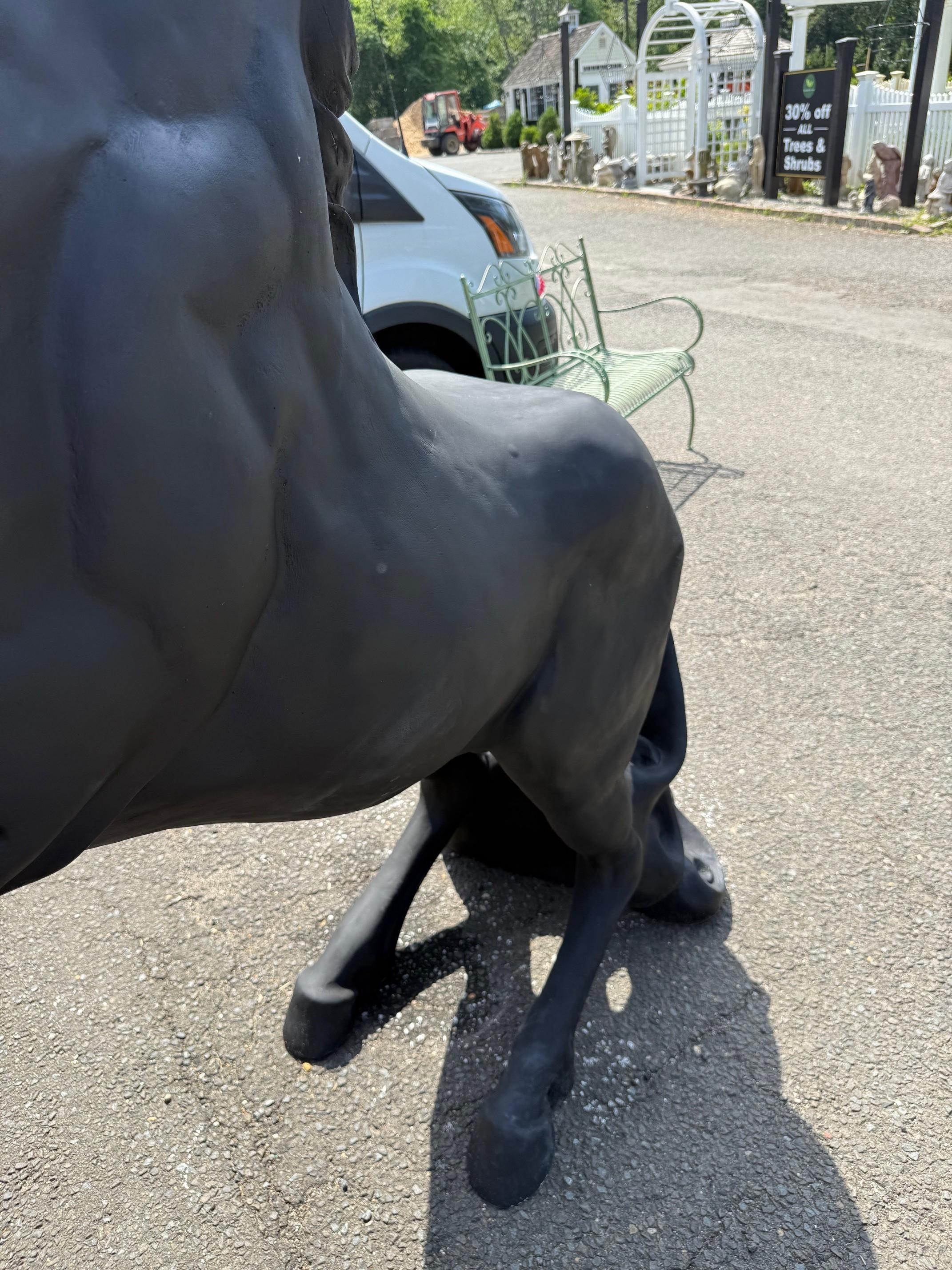 XXIe siècle et contemporain Statue de jardin d'extérieur en fibre de verre, grandeur nature, cheval noir en train de se cabrer en vente