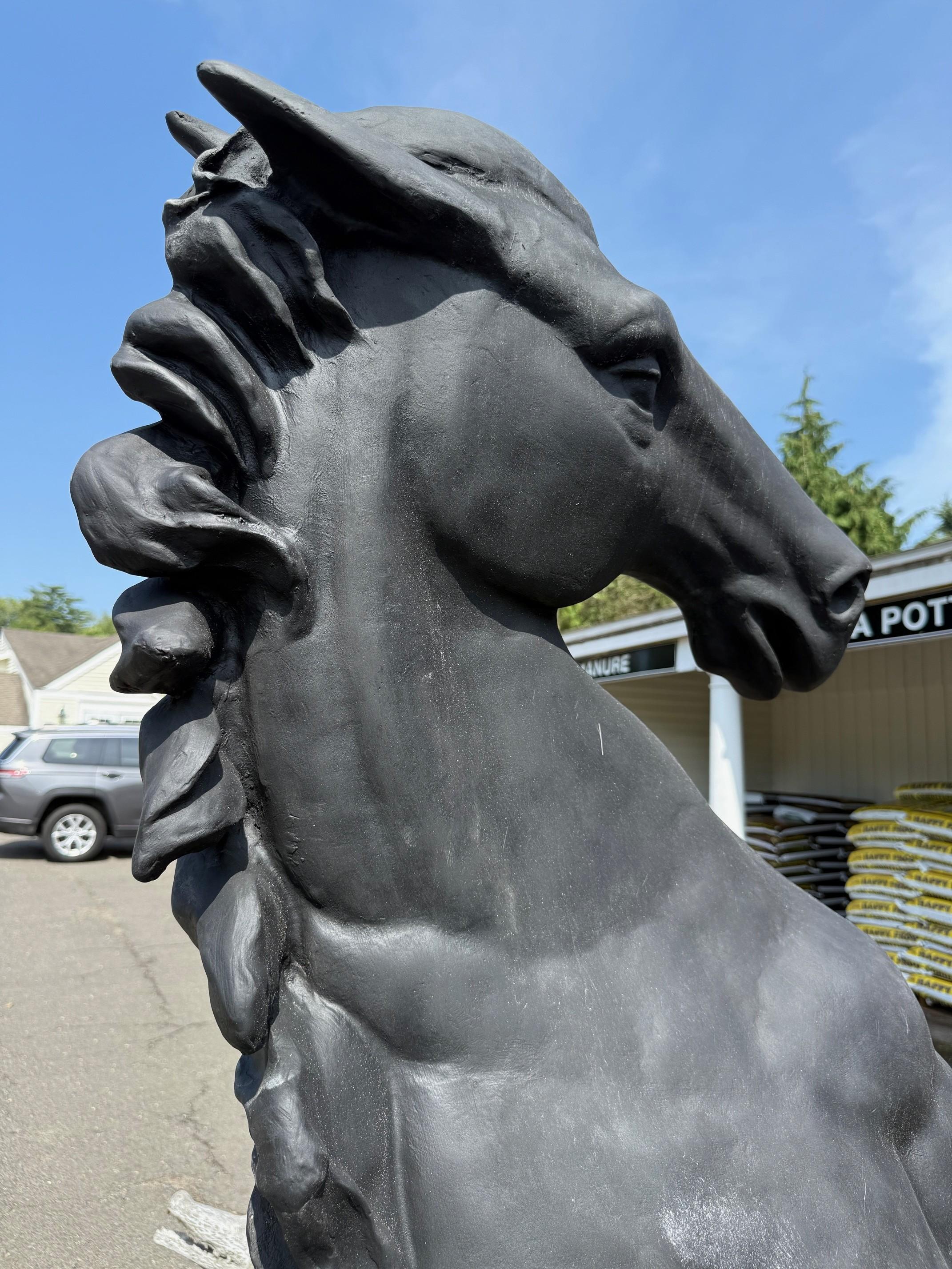 Statue de jardin d'extérieur en fibre de verre, grandeur nature, cheval noir en train de se cabrer en vente 2