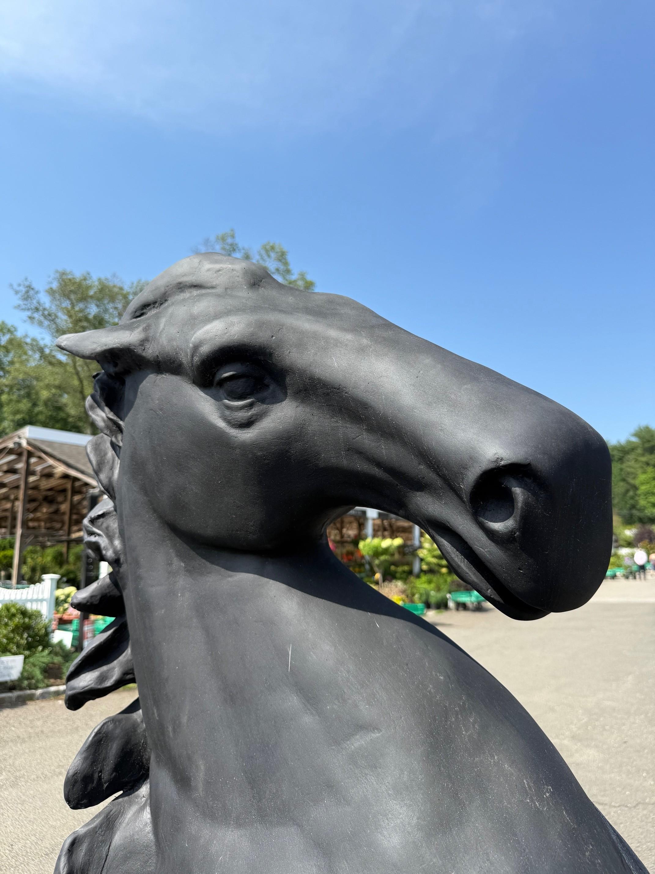 Statue de jardin d'extérieur en fibre de verre, grandeur nature, cheval noir en train de se cabrer en vente 3