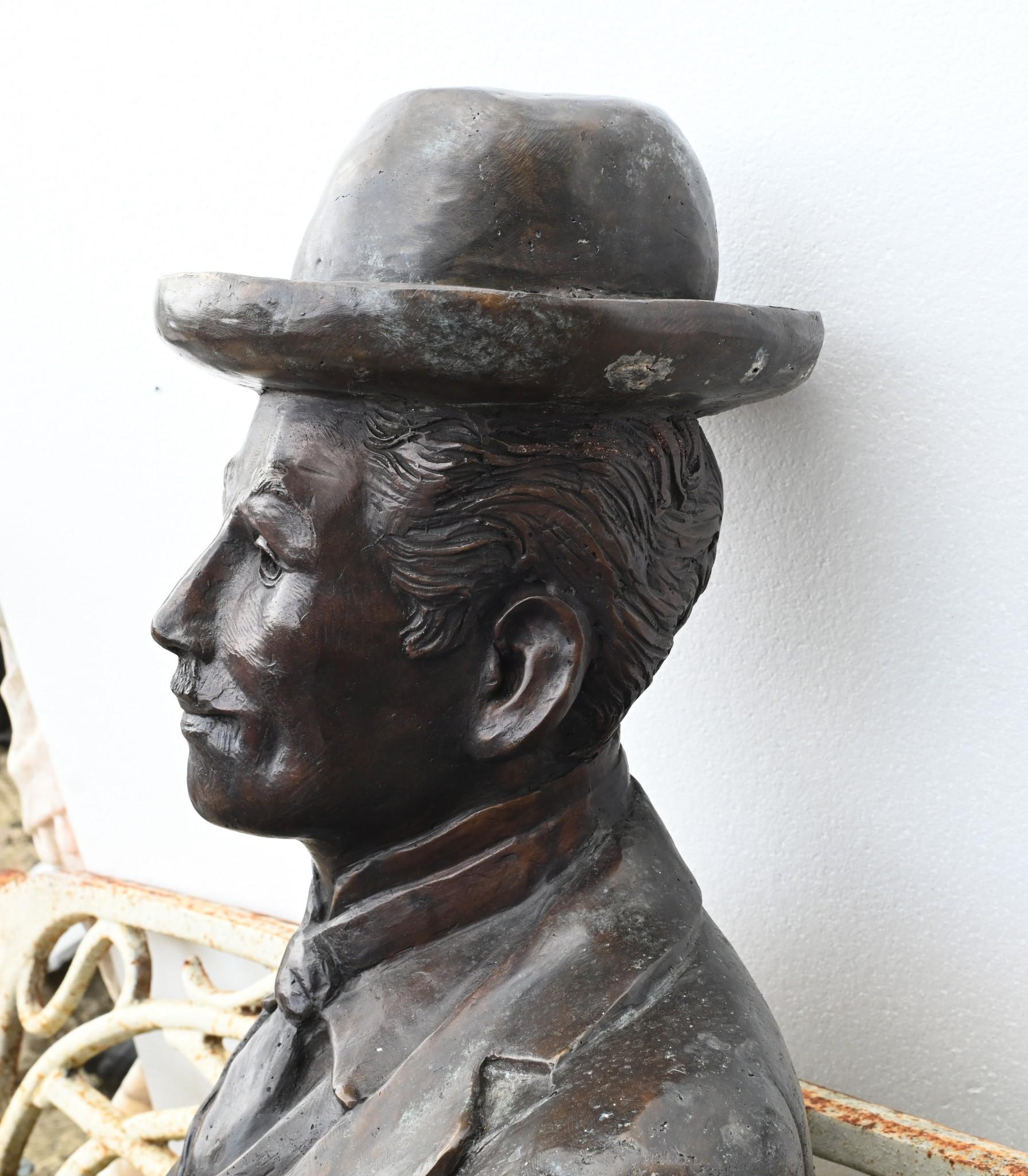 Statua di bronzo a grandezza naturale di Charlie Chaplin - Scultura da giardino in vendita 5