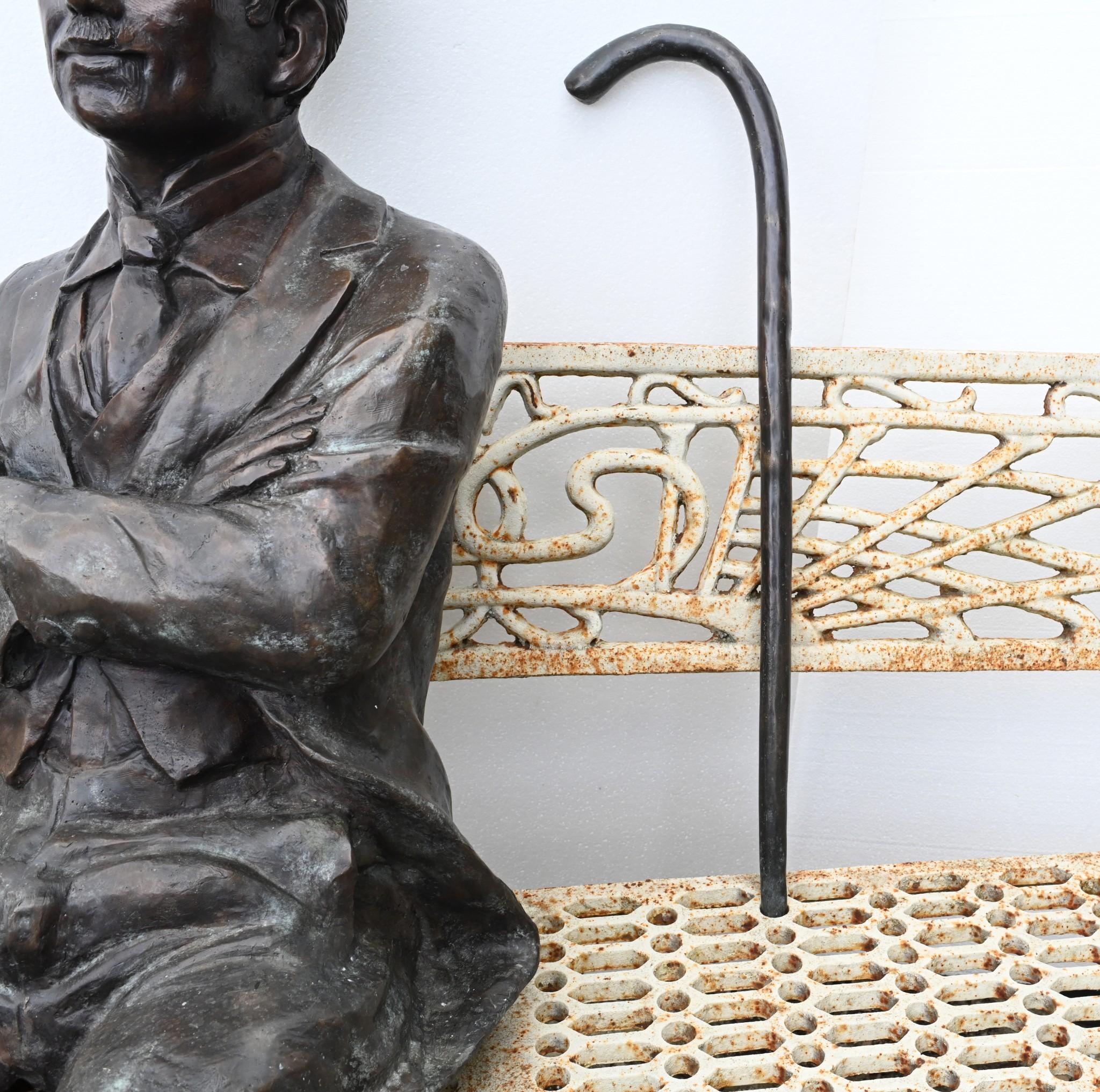 Statua di bronzo a grandezza naturale di Charlie Chaplin - Scultura da giardino in vendita 6
