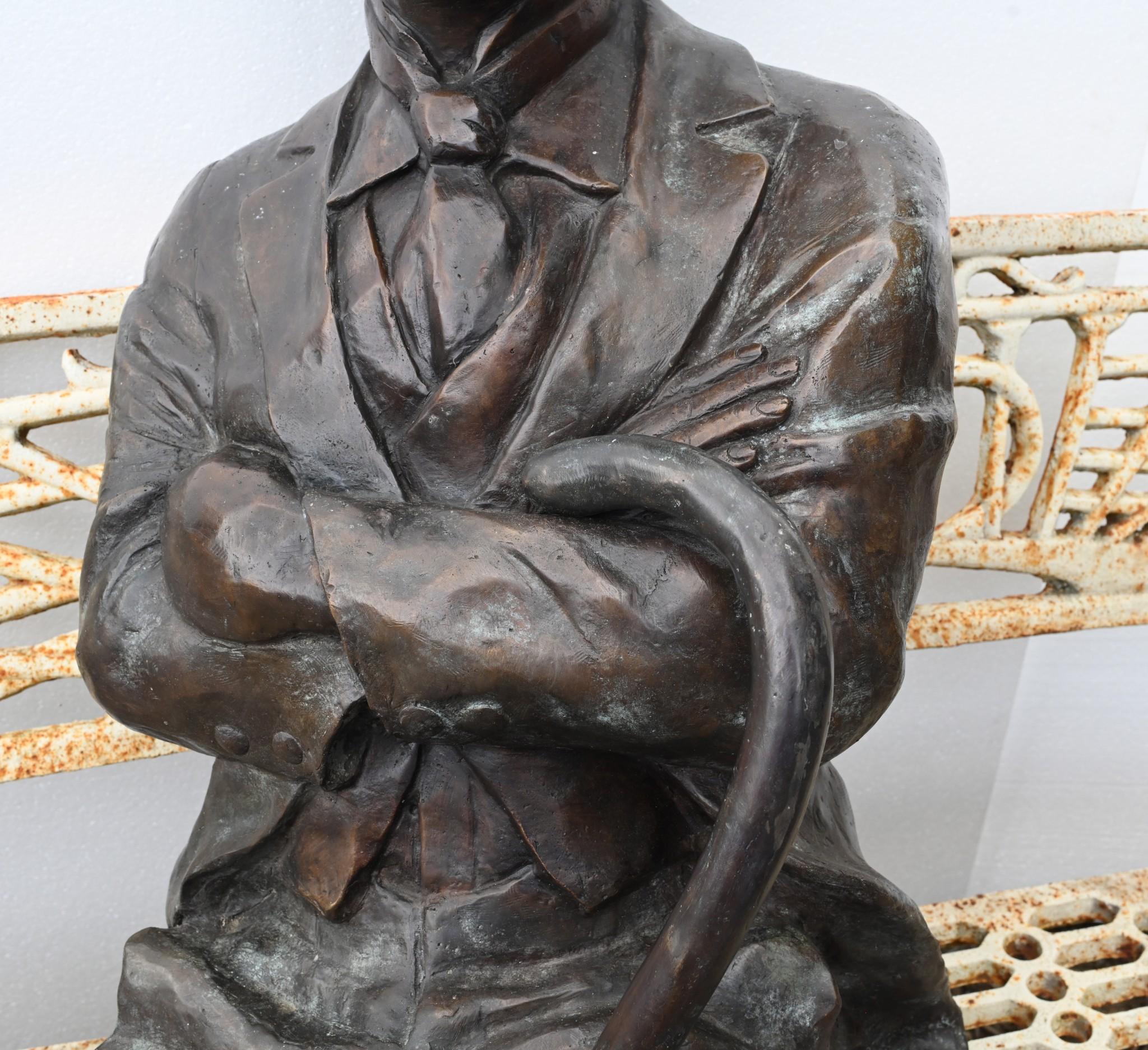Statua di bronzo a grandezza naturale di Charlie Chaplin - Scultura da giardino in vendita 7