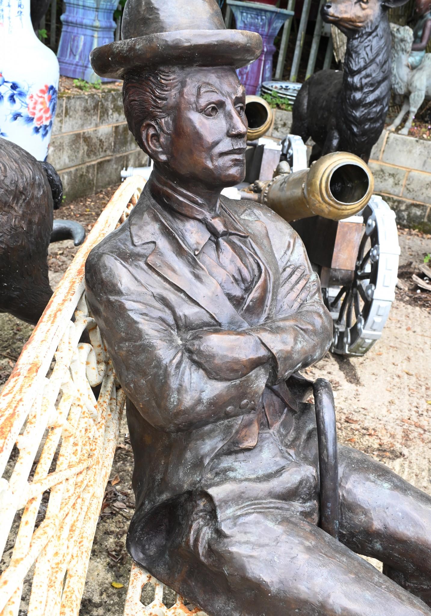 Statua di bronzo a grandezza naturale di Charlie Chaplin - Scultura da giardino in vendita 8