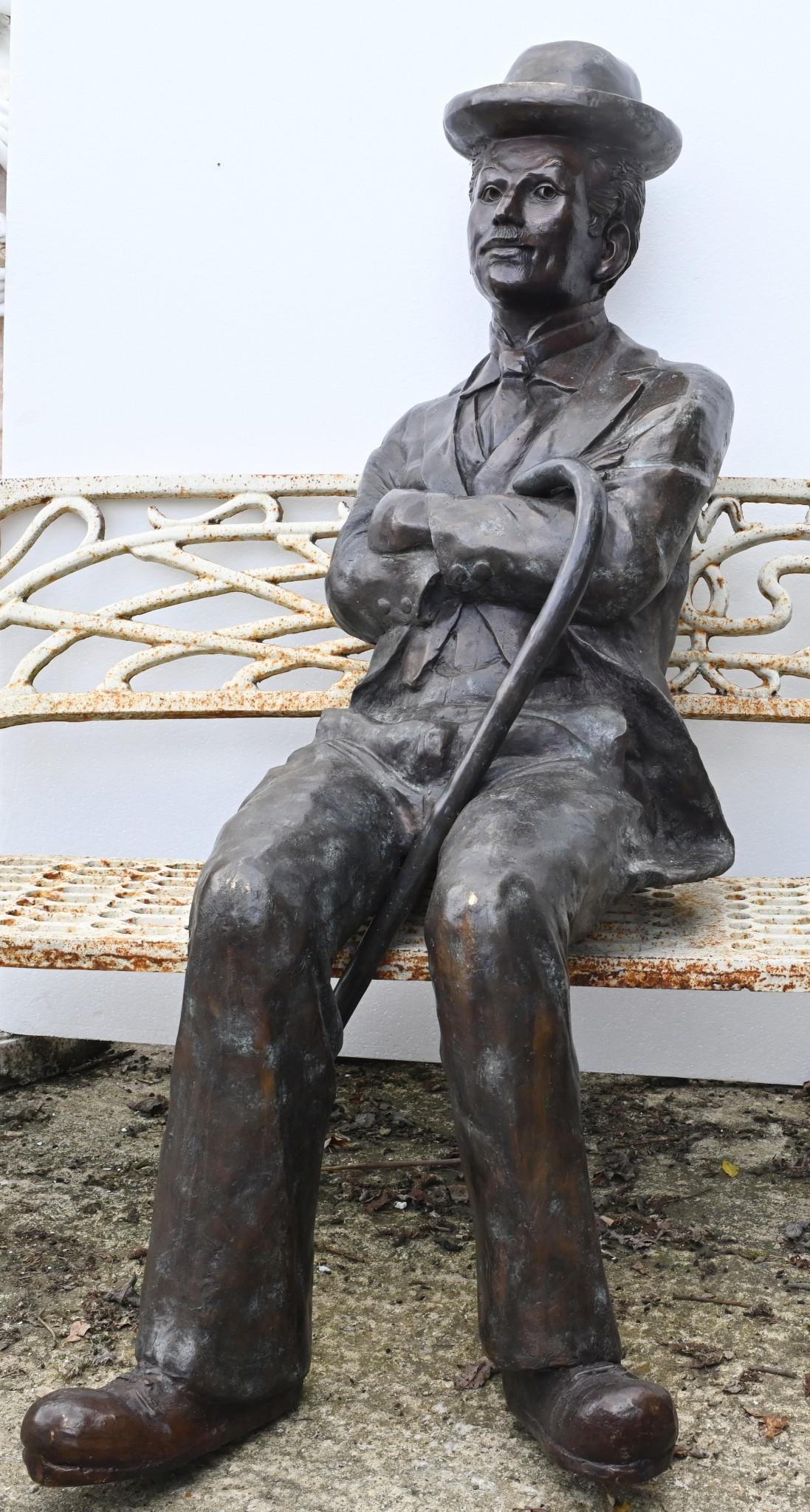 Statua di bronzo a grandezza naturale di Charlie Chaplin - Scultura da giardino in vendita 10