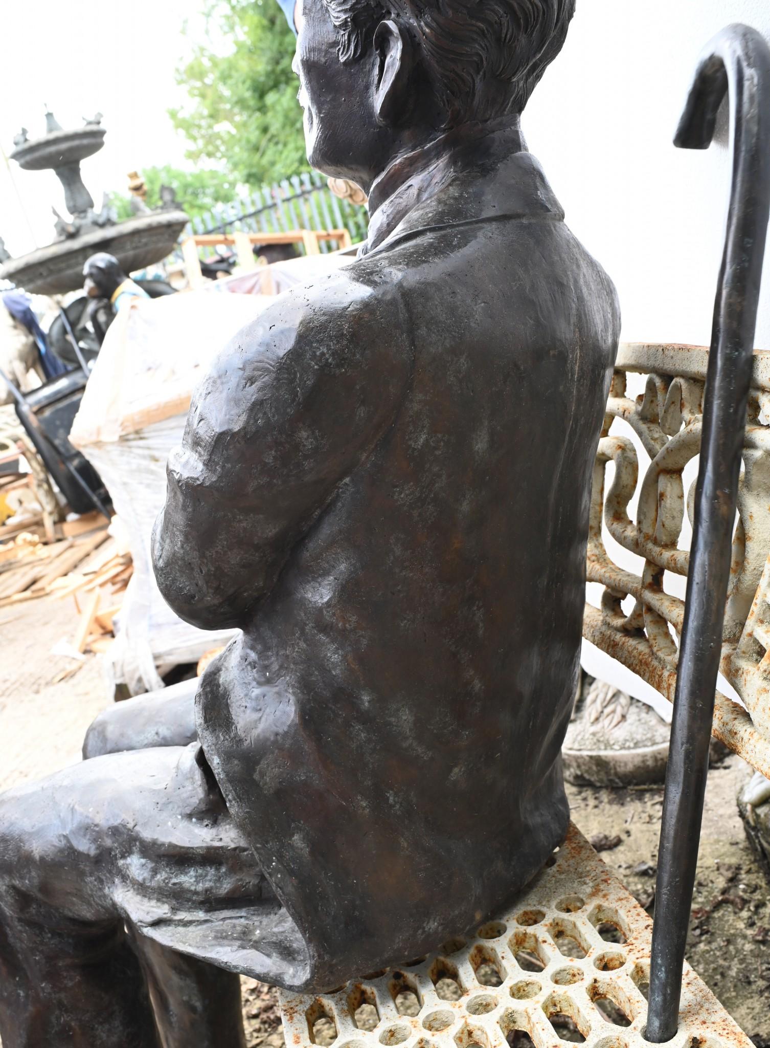 Splendida fusione in bronzo di un Charlie Chaplin seduto a grandezza naturale
Naturalmente, essendo di bronzo, può vivere all'esterno senza paura di arrugginire.
Grande patina del bronzo
L'artista ha davvero catturato il personaggio del grande