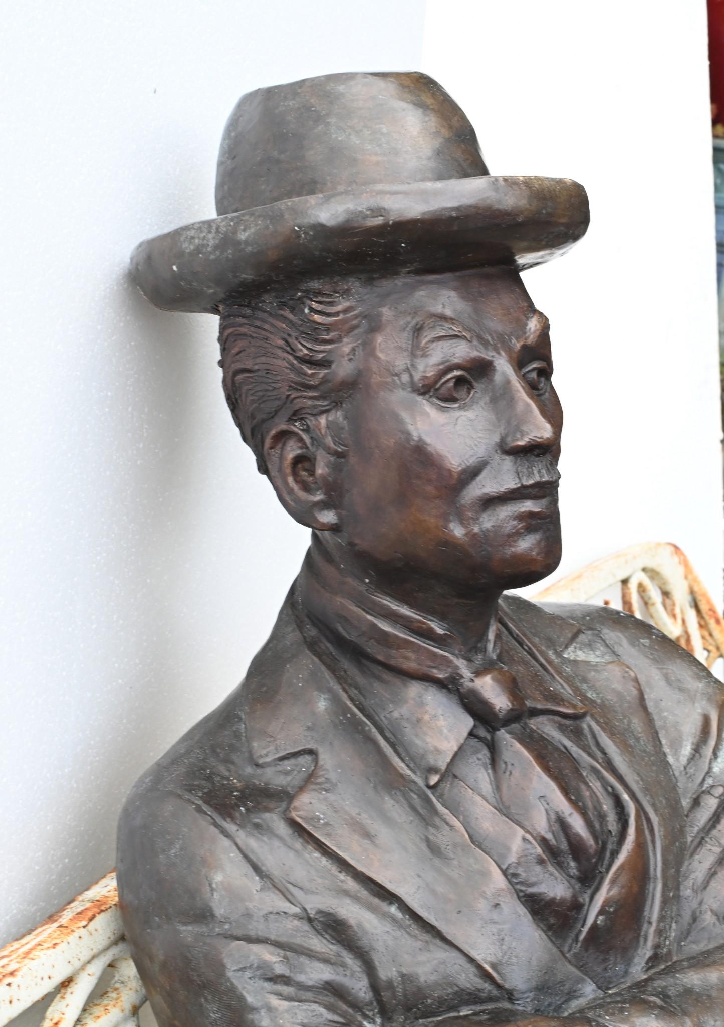 Statua di bronzo a grandezza naturale di Charlie Chaplin - Scultura da giardino in vendita 2