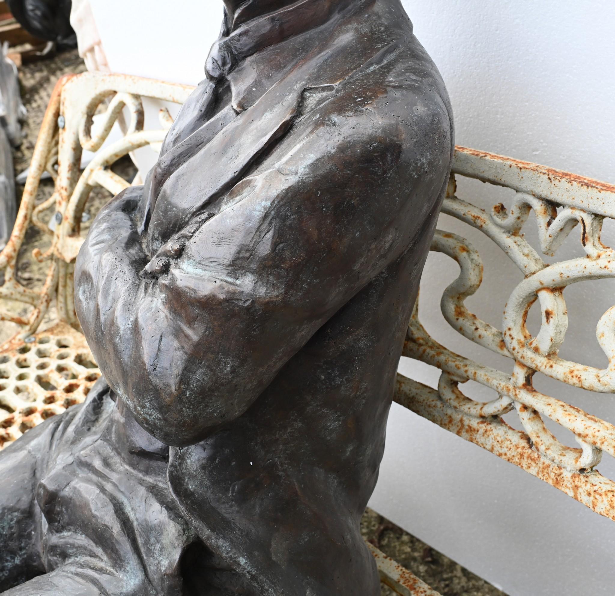 Statua di bronzo a grandezza naturale di Charlie Chaplin - Scultura da giardino in vendita 3