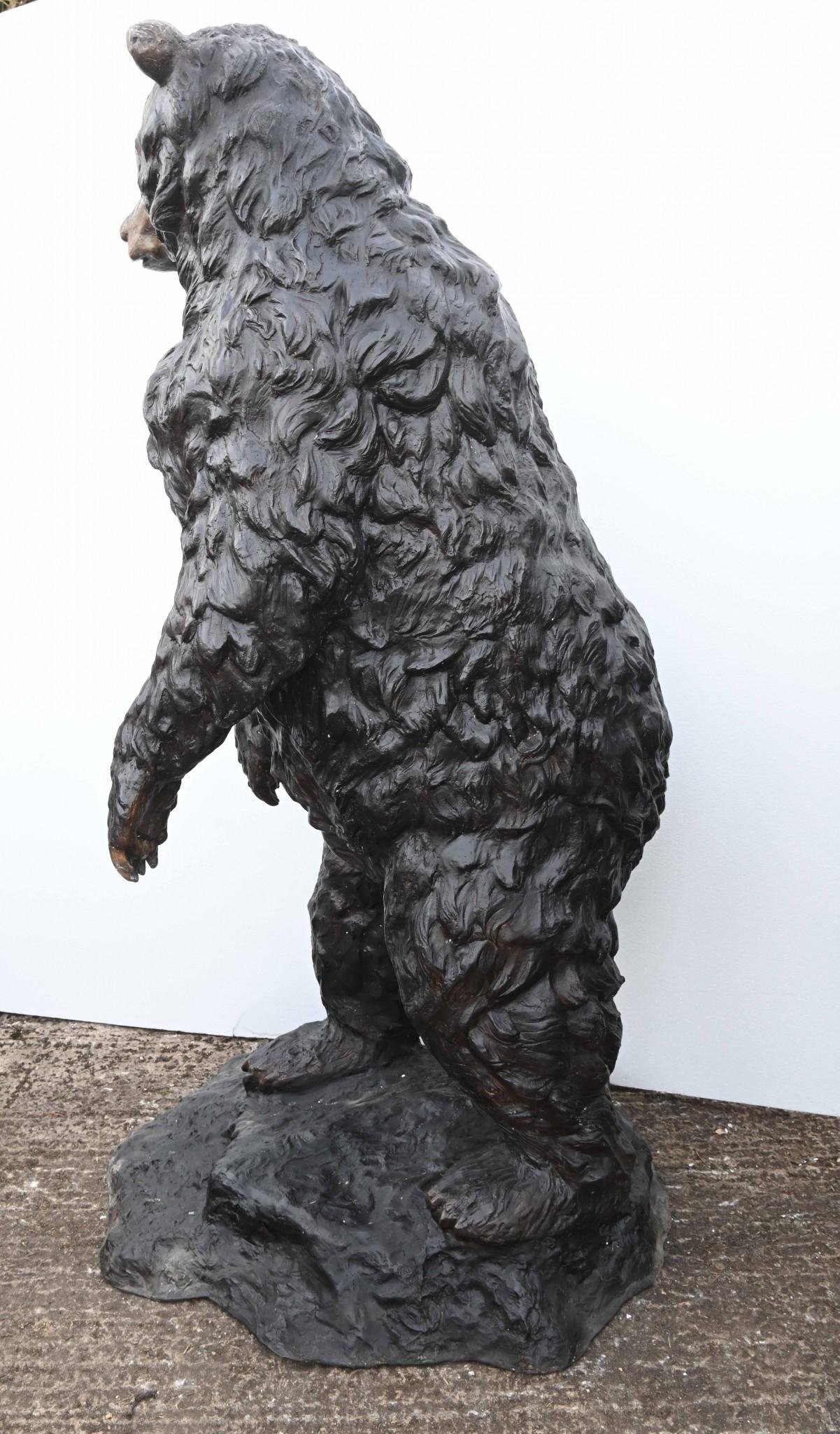 Preciosa estatua de bronce de un oso pardo americano
El oso se muestra sobre las patas traseras y mide más de 1,80 m - 193 CM
Genial para un jardín
Por supuesto al ser de bronce puede vivir en el exterior sin miedo a oxidarse
Estudio a tamaño