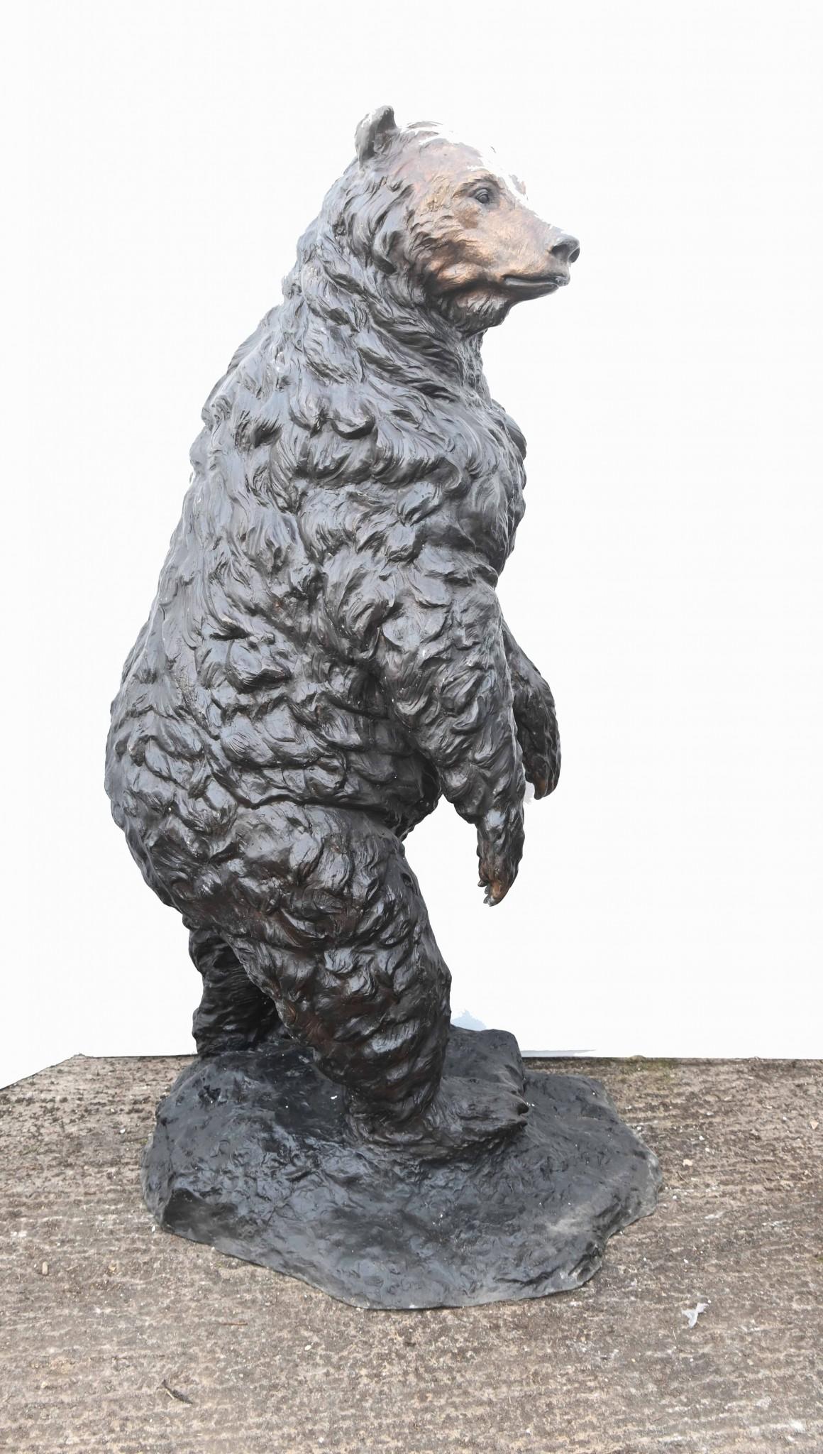 Estatua de bronce a tamaño natural de un oso pardo Fundición Americana en venta 3