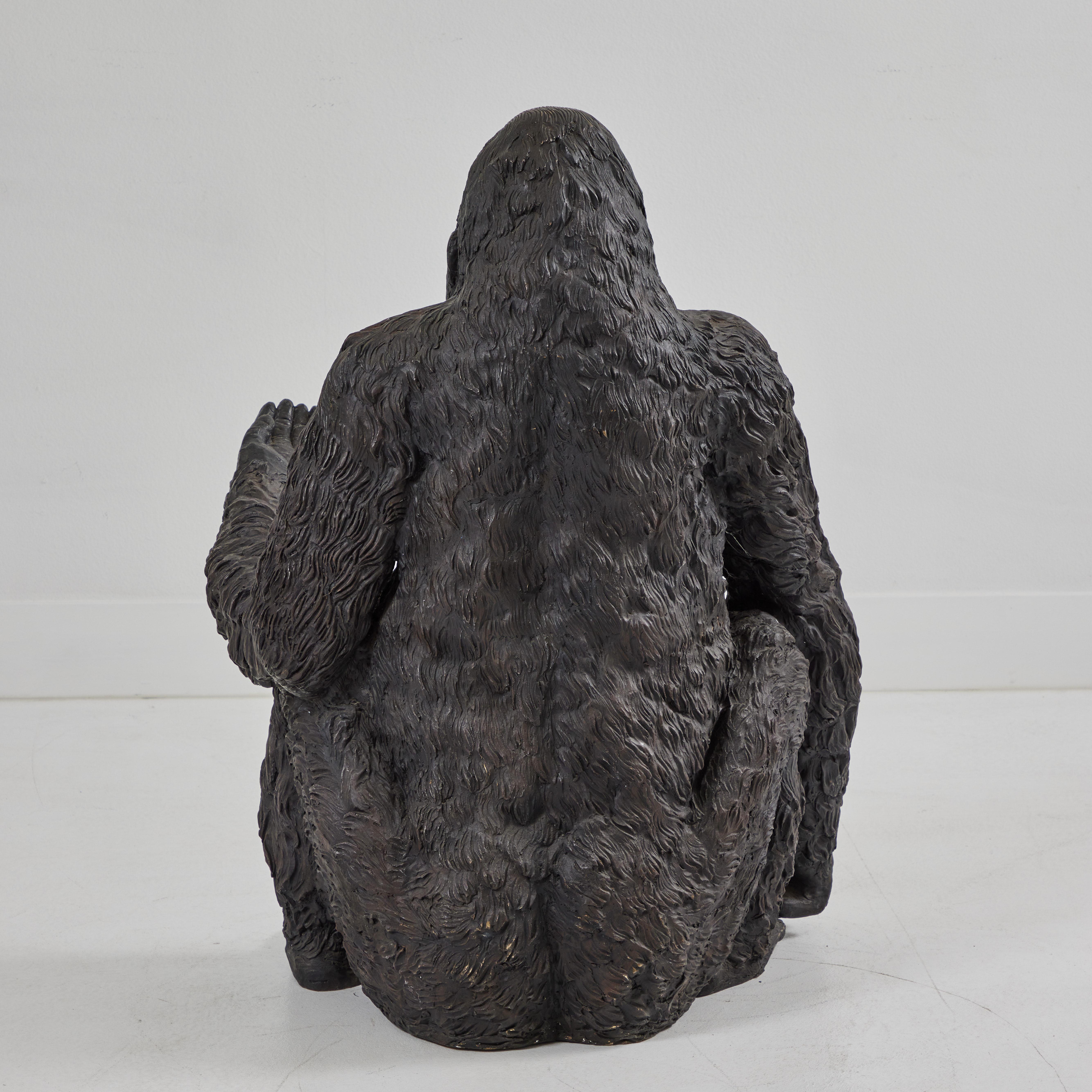 Gorilla aus Bronzeguss in Form einer Gorille (amerikanisch) im Angebot