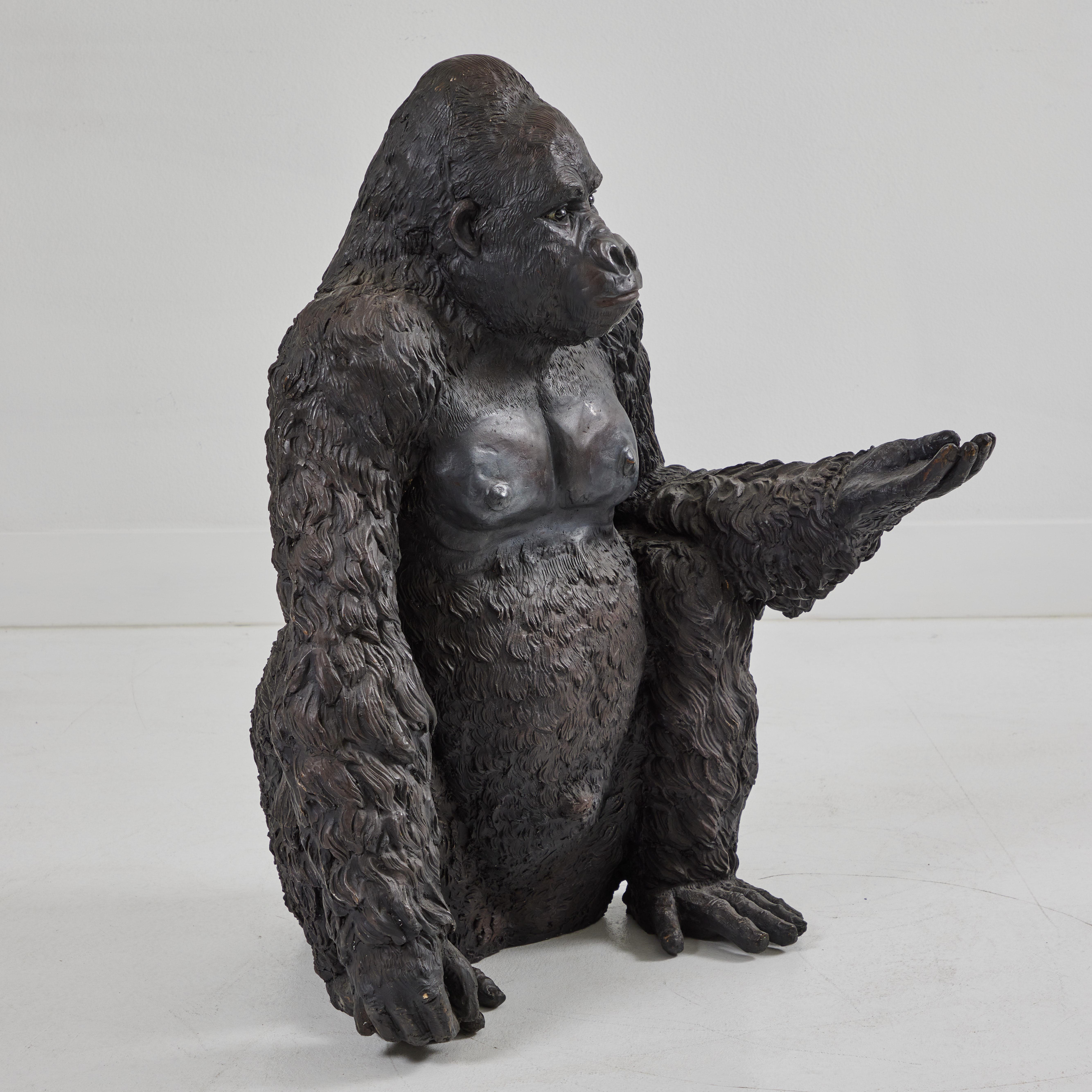 20ième siècle Gorilla grandeur nature en bronze coulé en vente