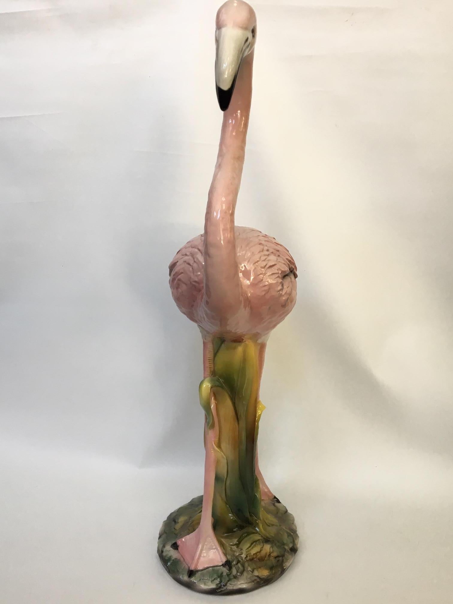 Hollywood Regency Sculpture de flamant rose en céramique à taille réelle fabriquée en Italie