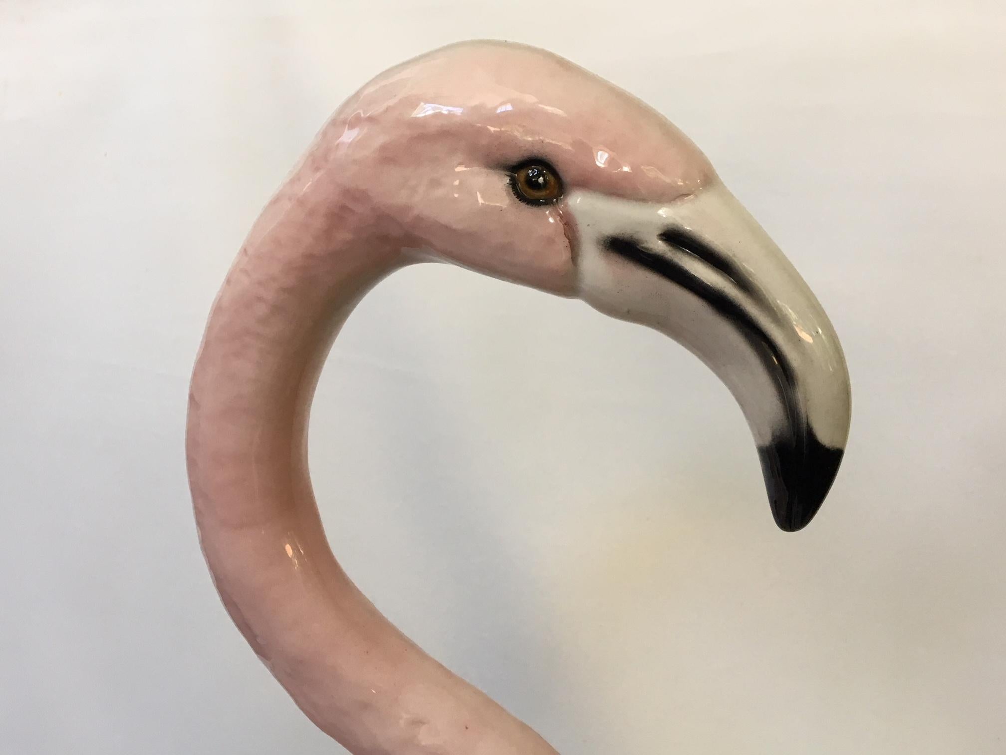Sculpture de flamant rose en céramique à taille réelle fabriquée en Italie Excellent état à Jacksonville, FL