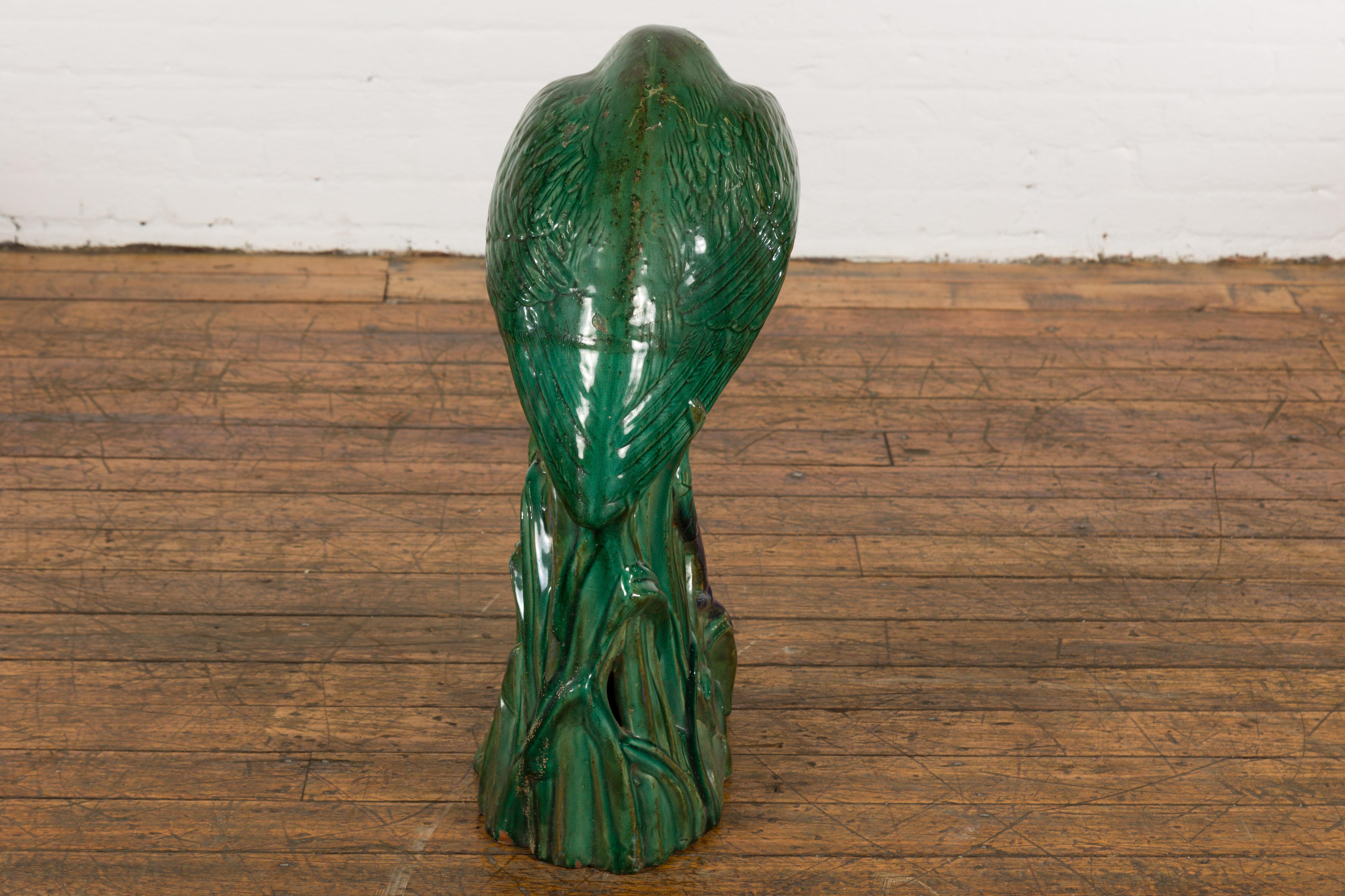 Escultura vintage de cerámica esmaltada verde y azul a tamaño natural de una garza real en venta 2