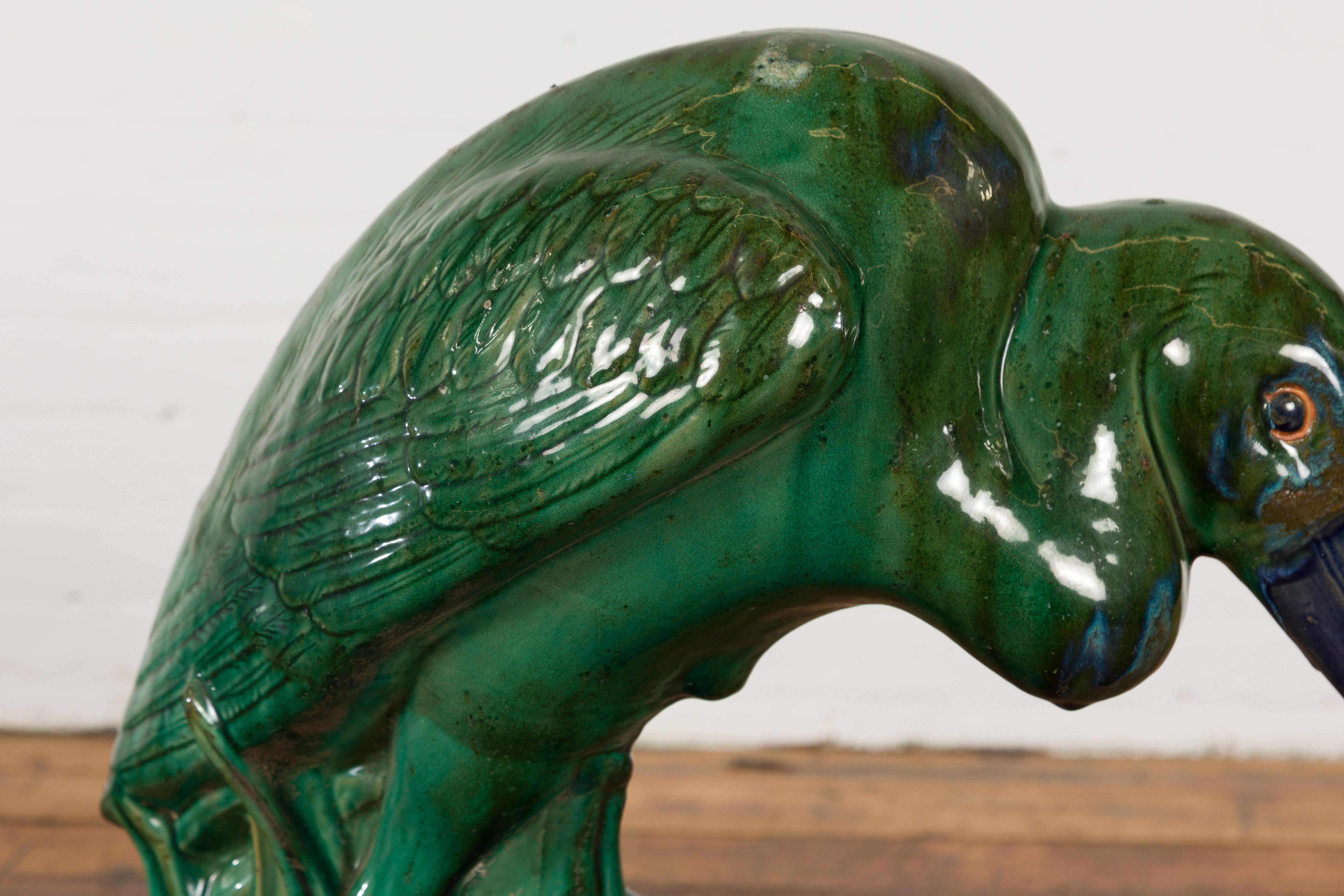 Escultura vintage de cerámica esmaltada verde y azul a tamaño natural de una garza real Glaseado en venta
