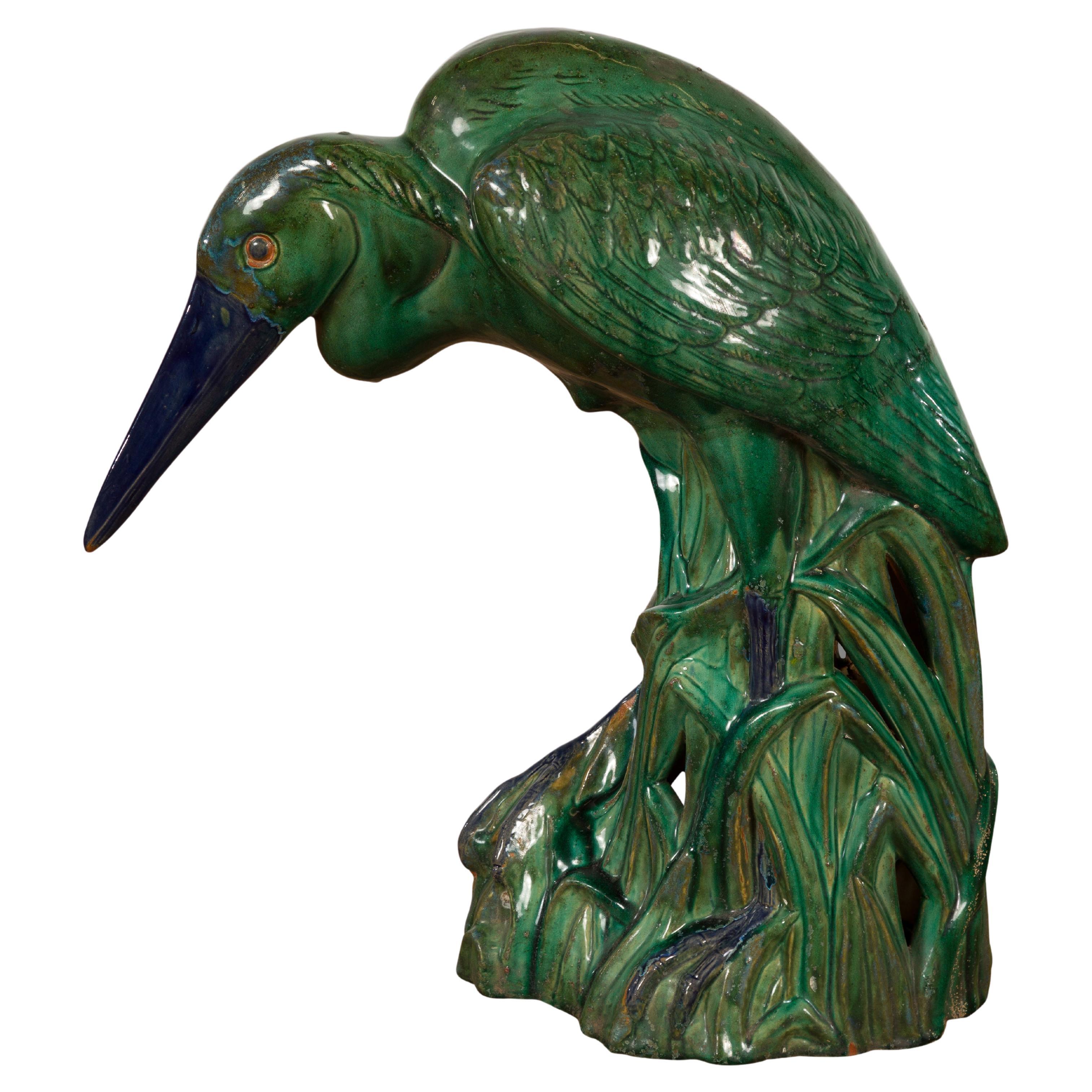 Sculpture chinoise grandeur nature oiseau en céramique émaillée verte et bleue vintage