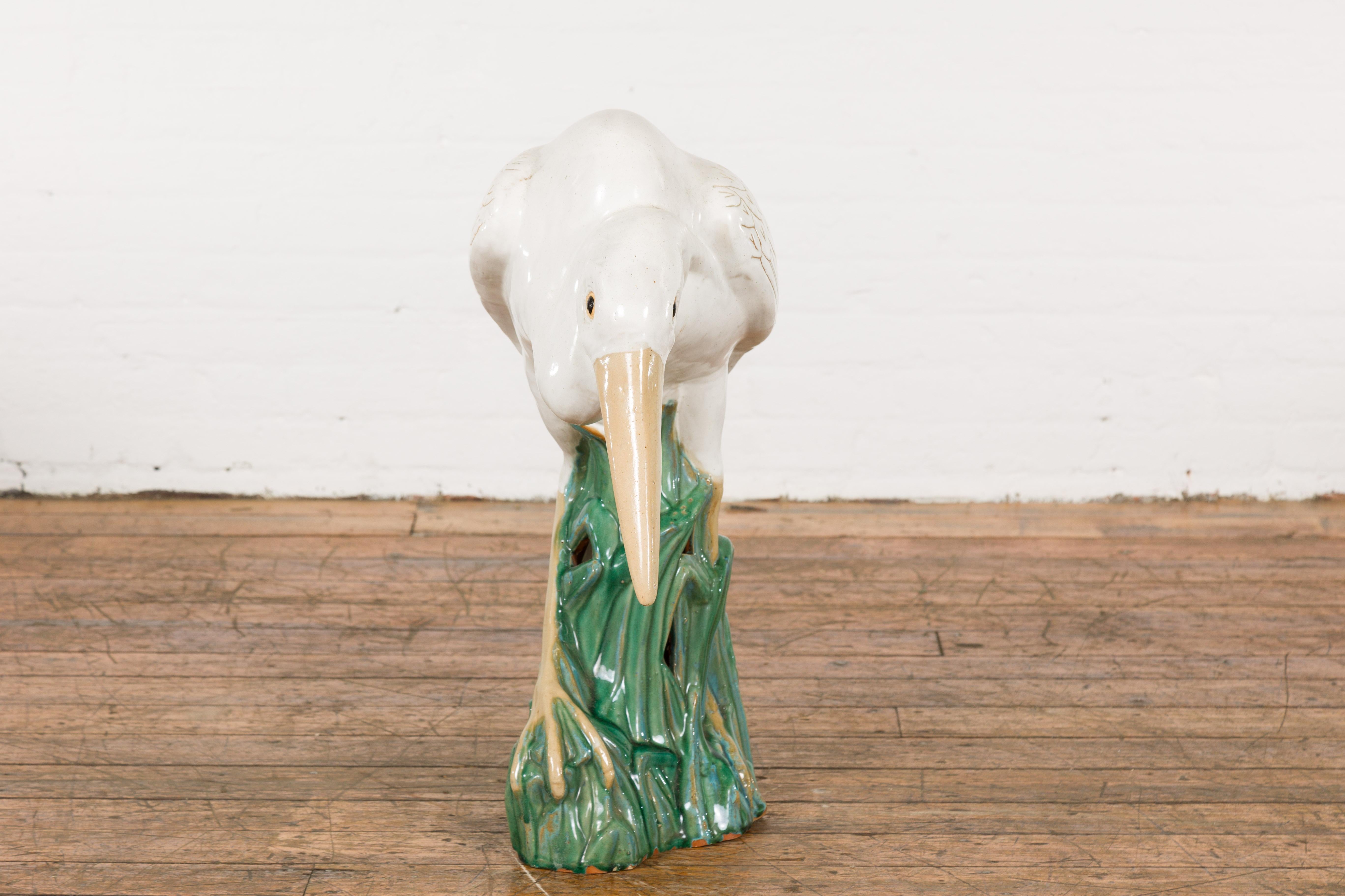 Weiße und cremefarbene glasierte Keramik-Heron-Vogel-Skulptur  im Angebot 3
